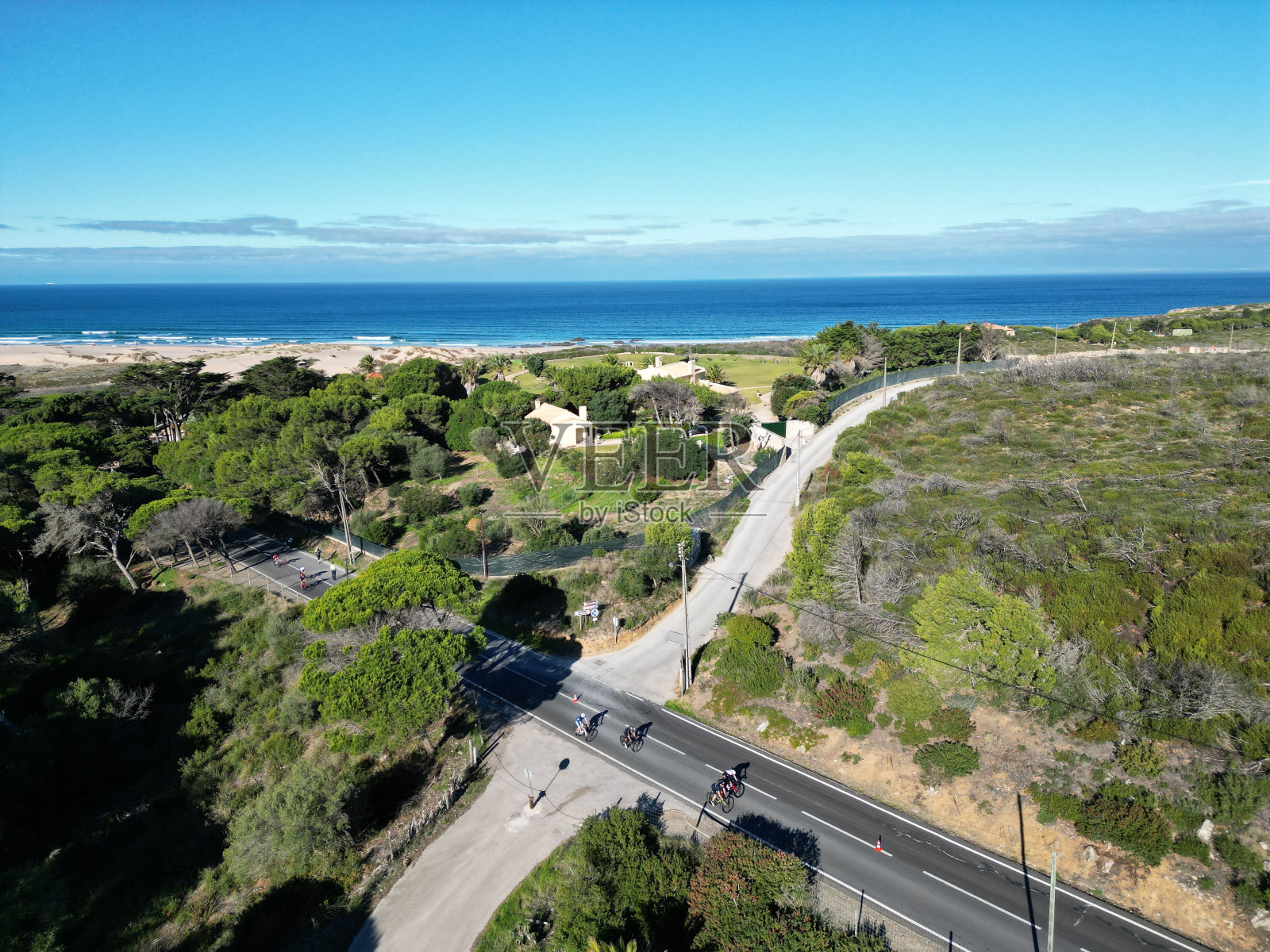 从鸟瞰图上可以看到通往葡萄牙金丘海滩卡斯凯什的道路照片摄影图片