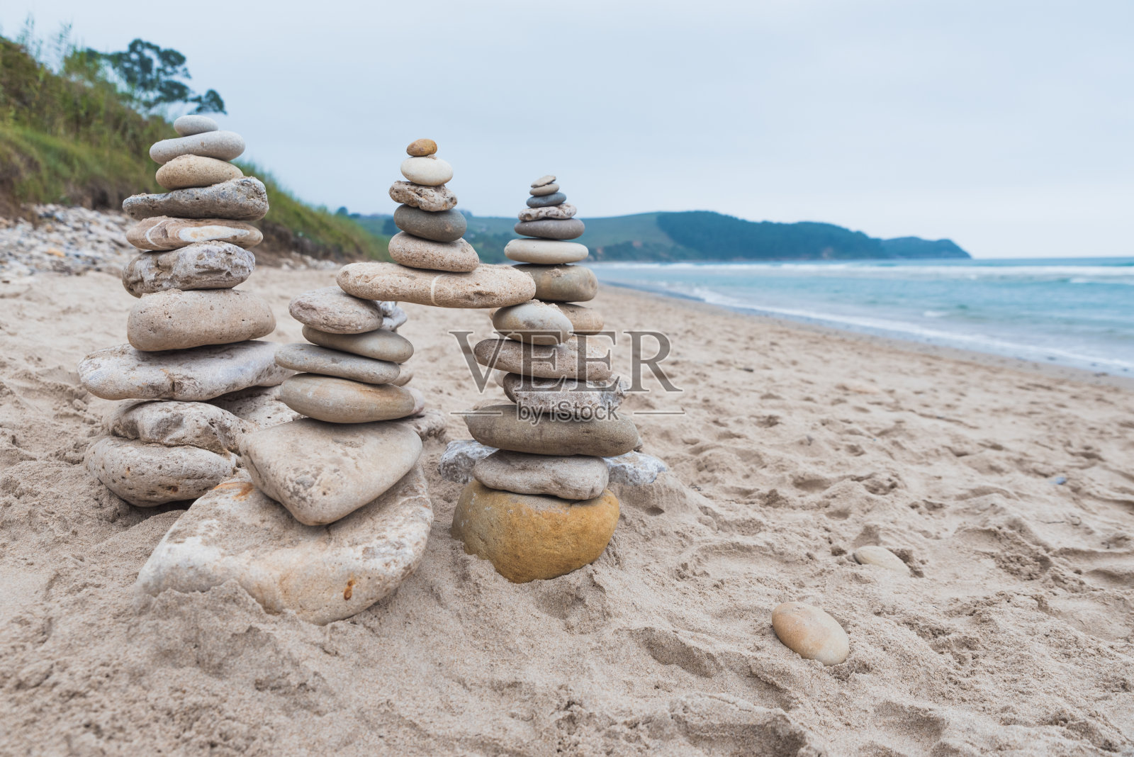 鹅卵石在海滩上相互叠在一起保持平衡照片摄影图片