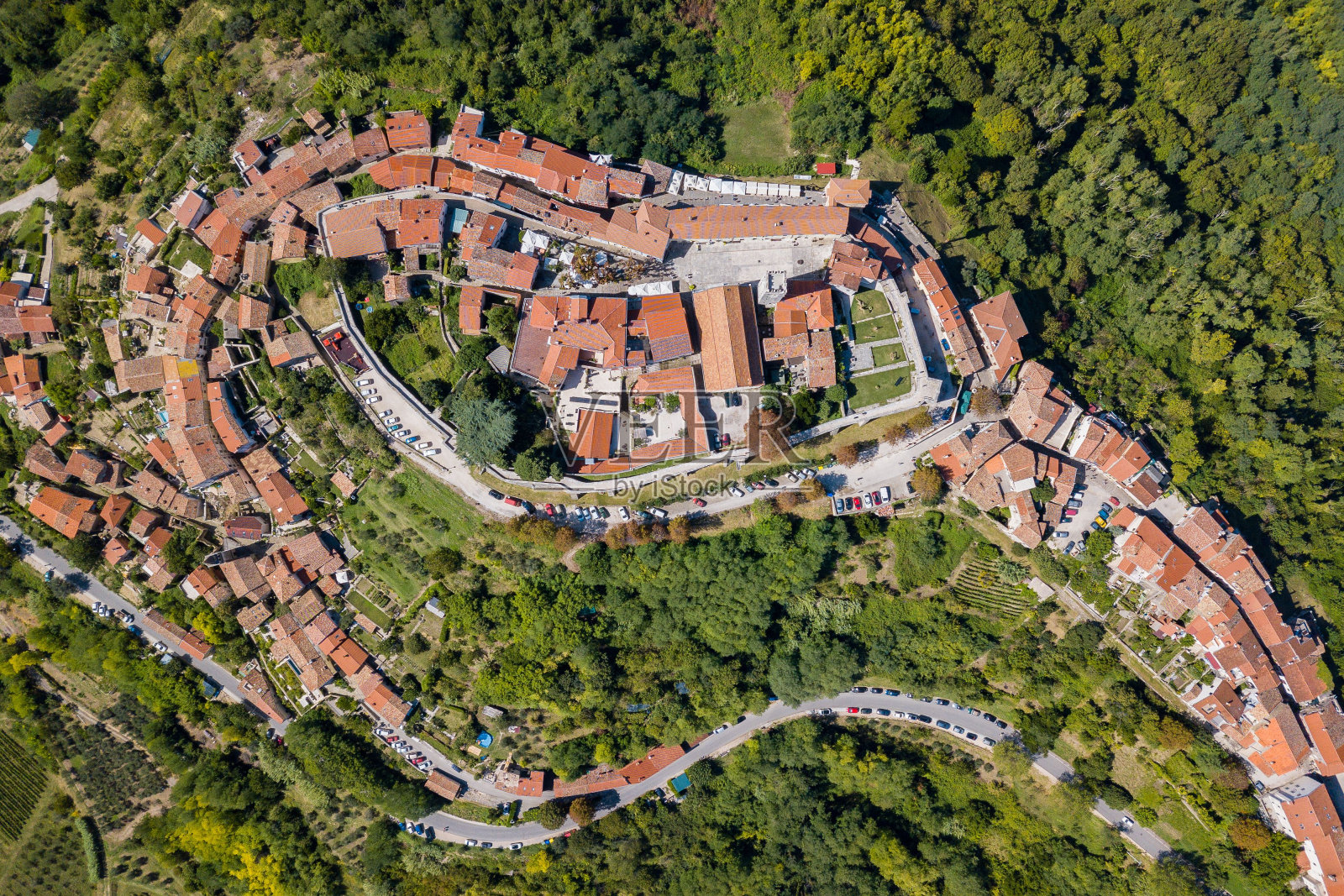 航拍的克罗地亚摩托温美丽的风景和城市景观照片摄影图片