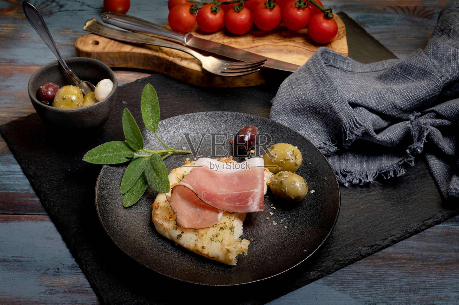 盘子里有一片佛卡夏面包照片摄影图片