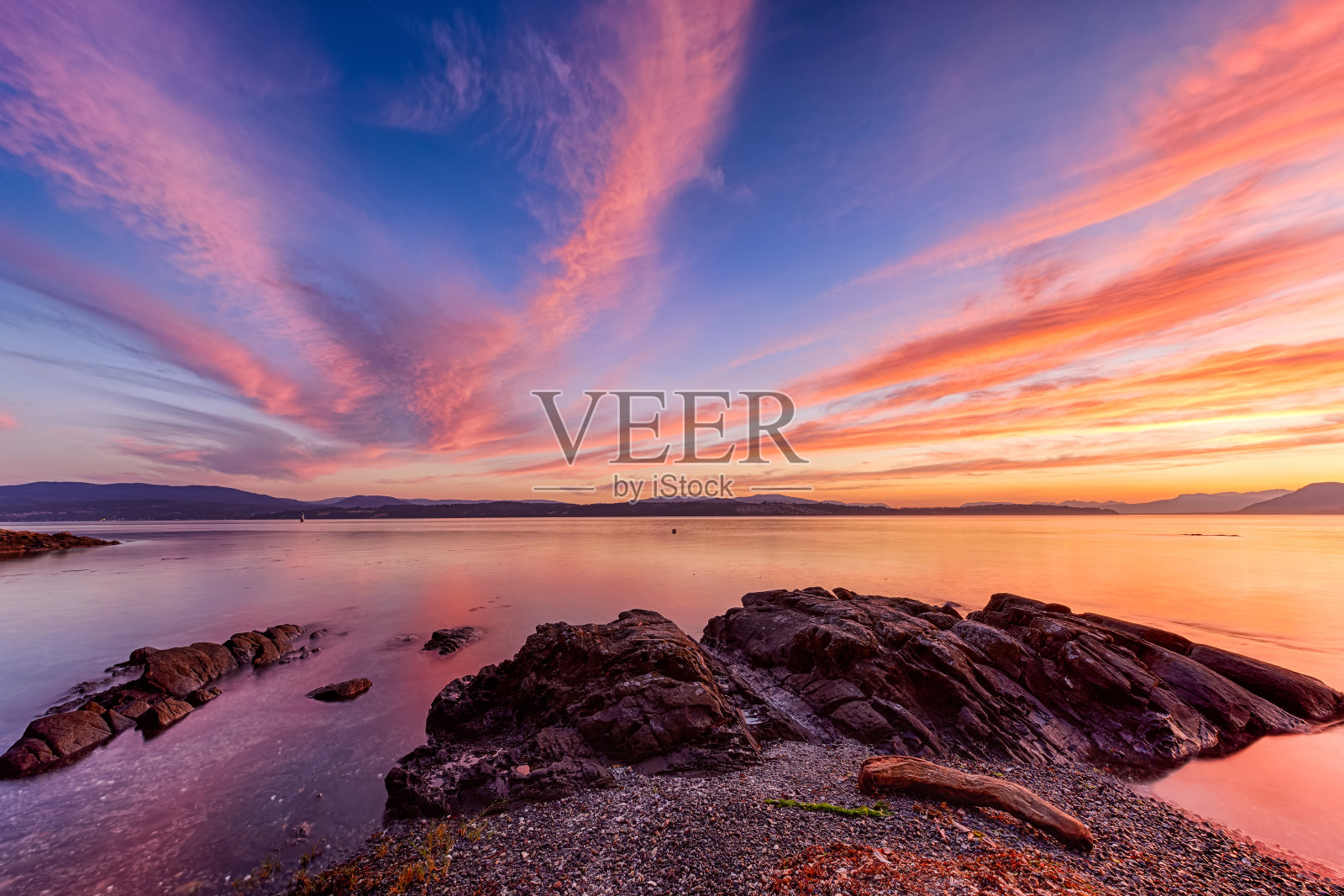 在加拿大北萨尼奇美丽的日落时分，摩西岬被大海包围照片摄影图片