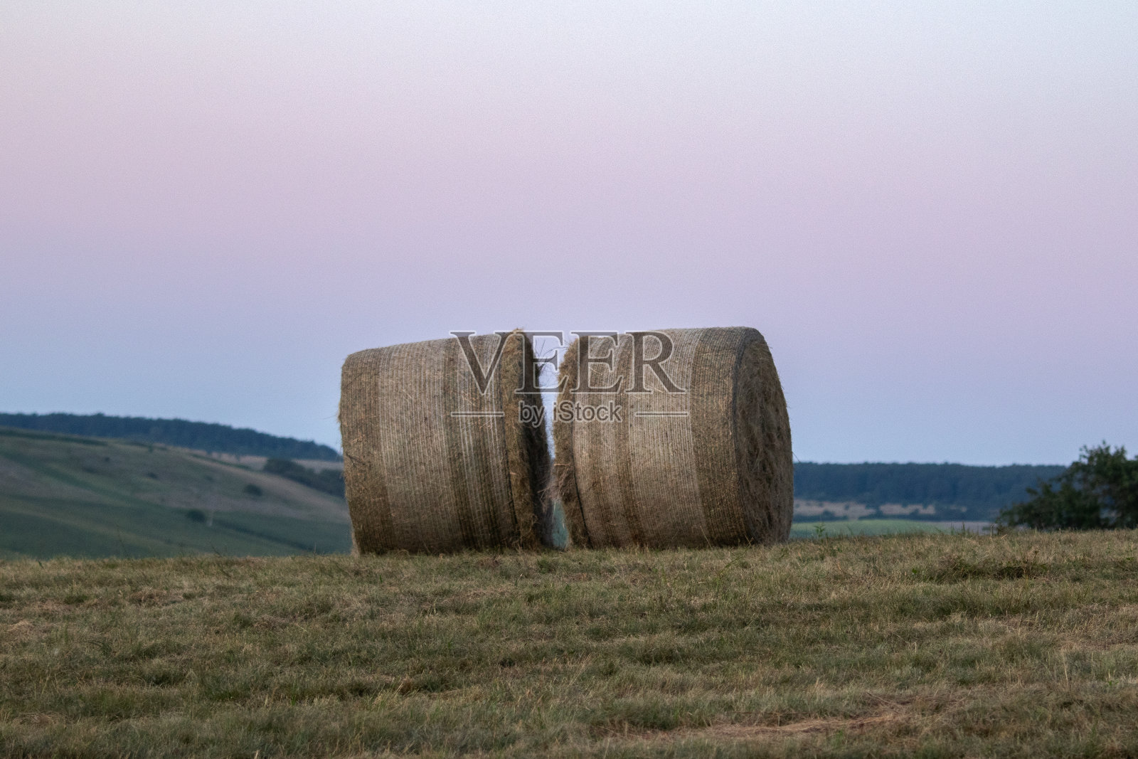 乡村山上的干草堆——很适合做墙纸照片摄影图片