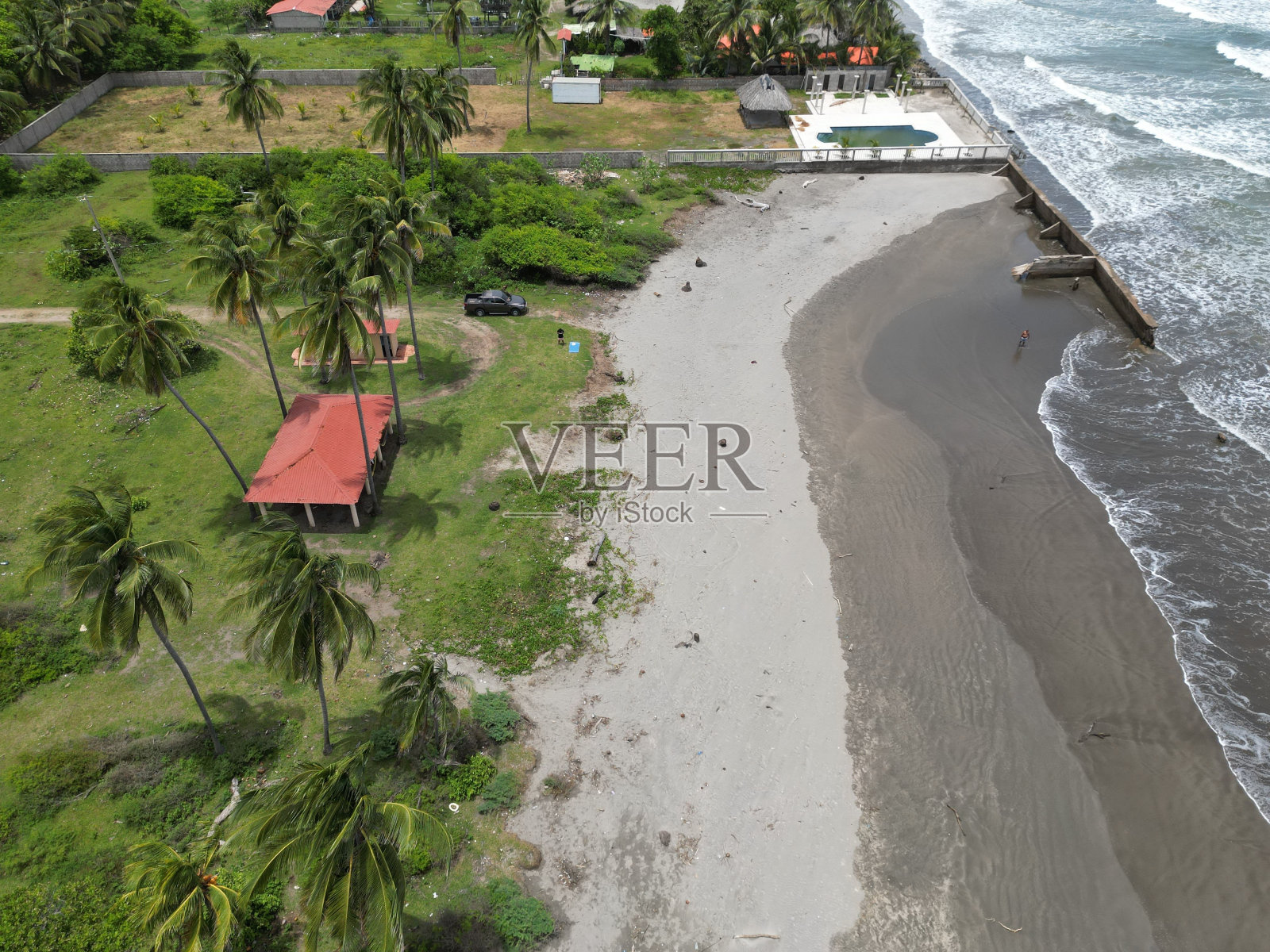 海浪触摸海岸线与棕榈滩景色，普拉亚埃尔埃斯皮诺，乌苏卢坦，萨尔瓦多照片摄影图片