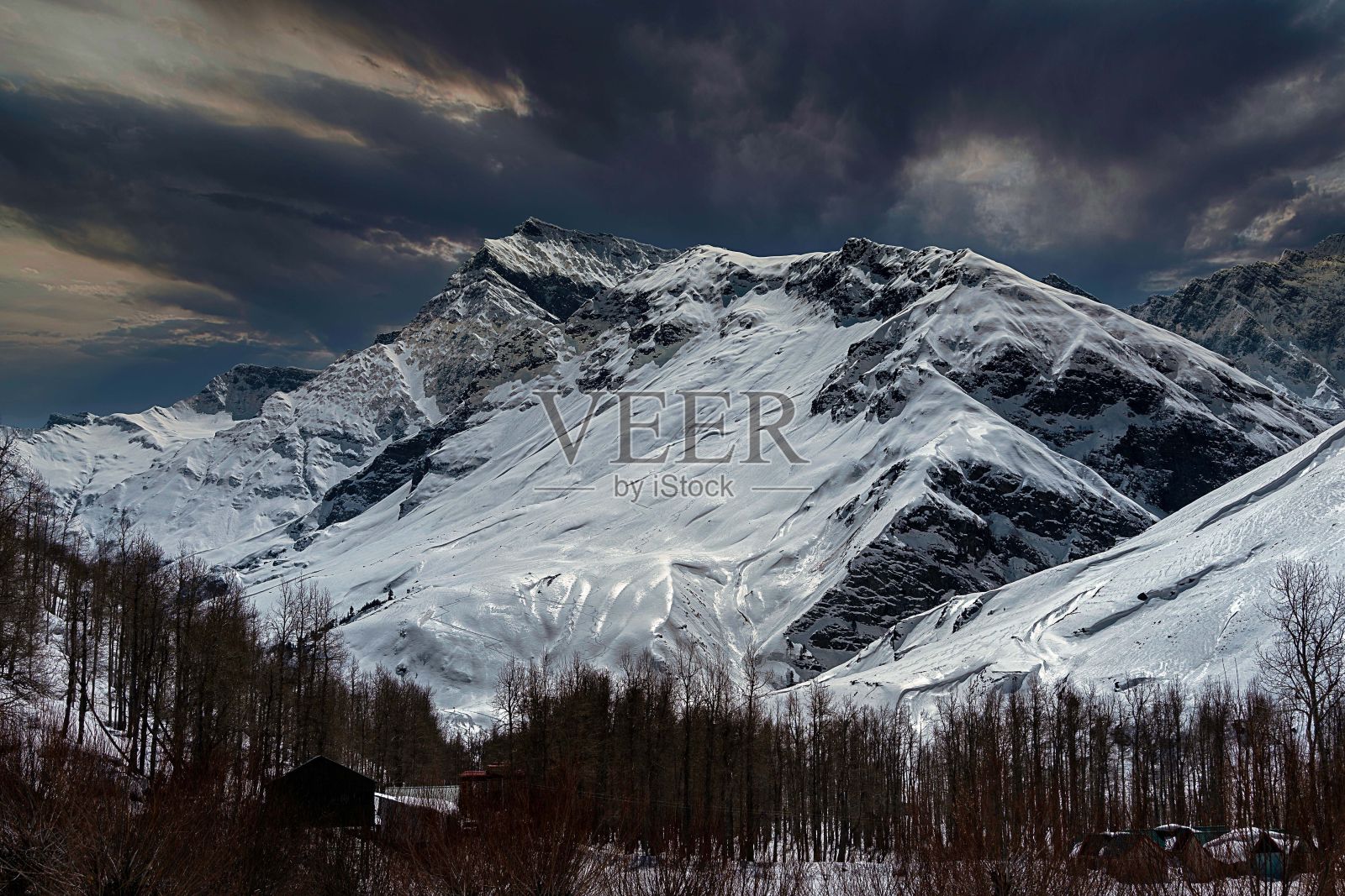 迷人的冬季景观与美丽的雪山照片摄影图片