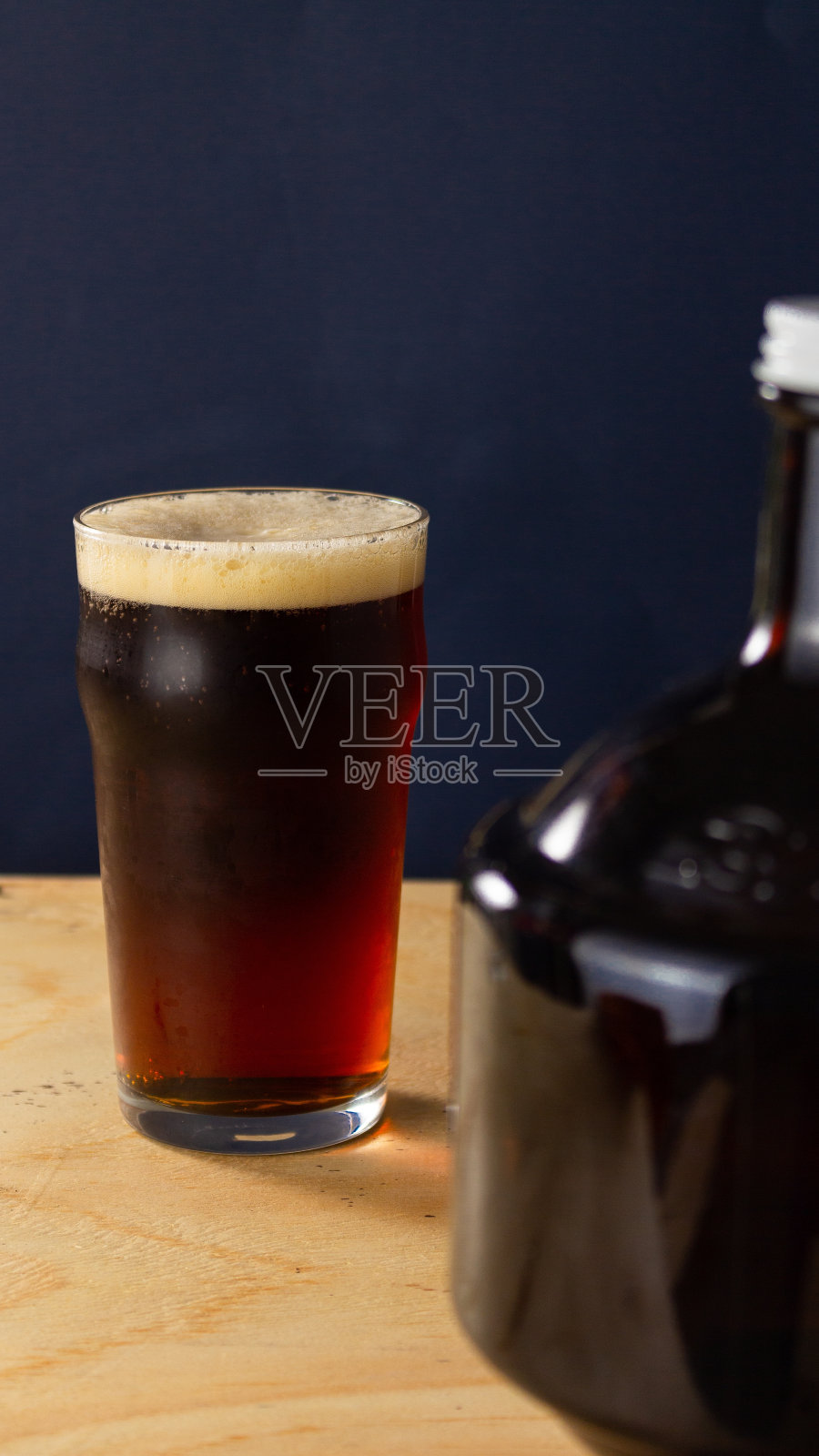 啤酒从“咆哮者”照片摄影图片