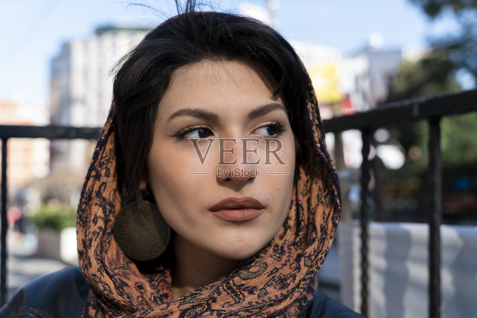 戴头巾的美丽女子的肖像照片照片摄影图片