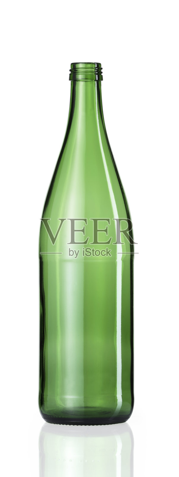 垂直拍摄的一个空的绿色玻璃瓶与下面的反射在白色背景照片摄影图片