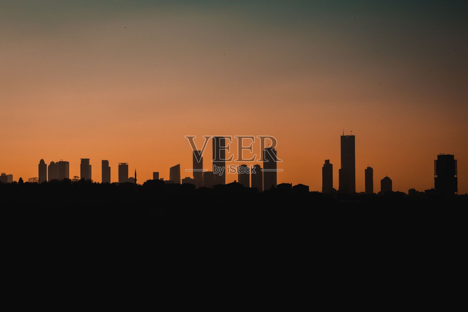 日落时分，土耳其伊斯坦布尔天际线上建筑物的剪影照片摄影图片