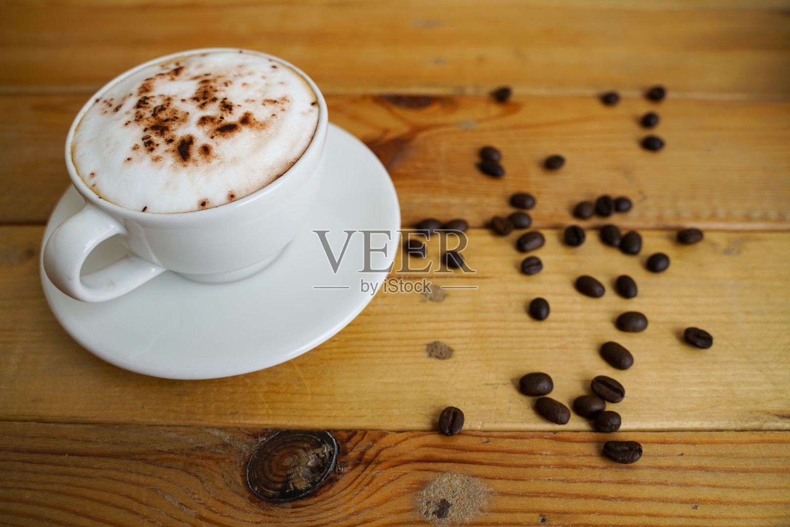 热卡布奇诺在白色杯子木制背景，咖啡是一种受欢迎的饮品在世界各地。照片摄影图片