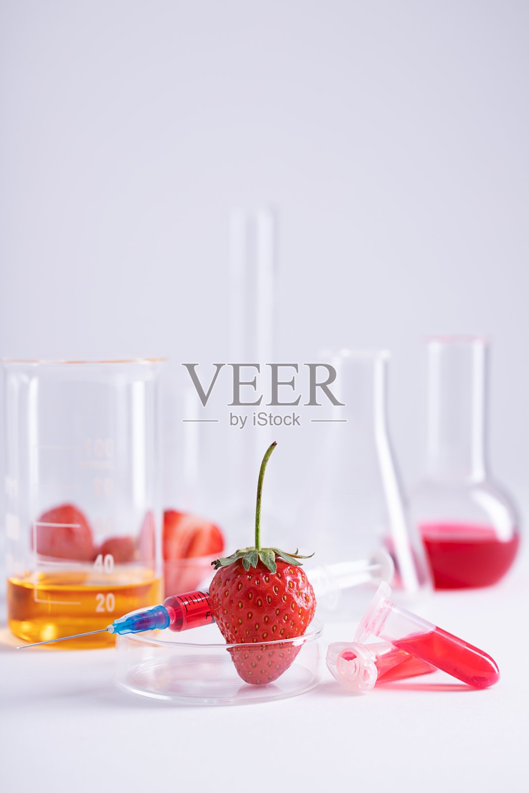 实验室草莓DNA提取实验工作空间的垂直镜头照片摄影图片