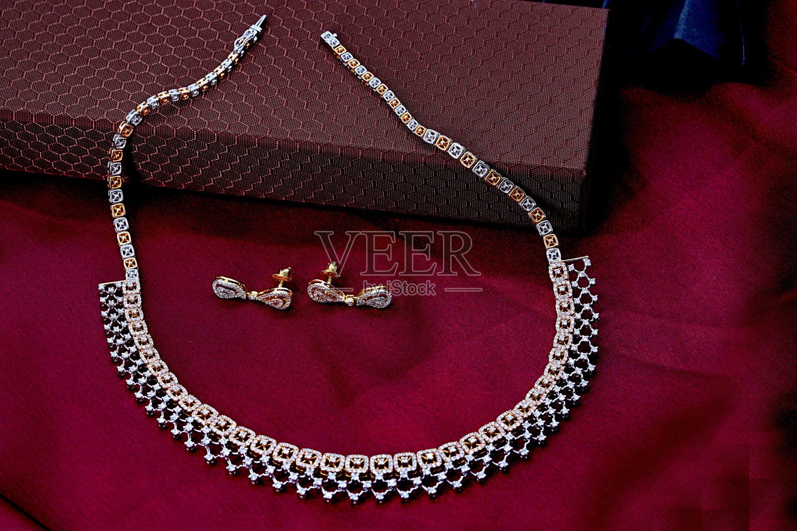 印度珠宝，黄金和钻石照片摄影图片