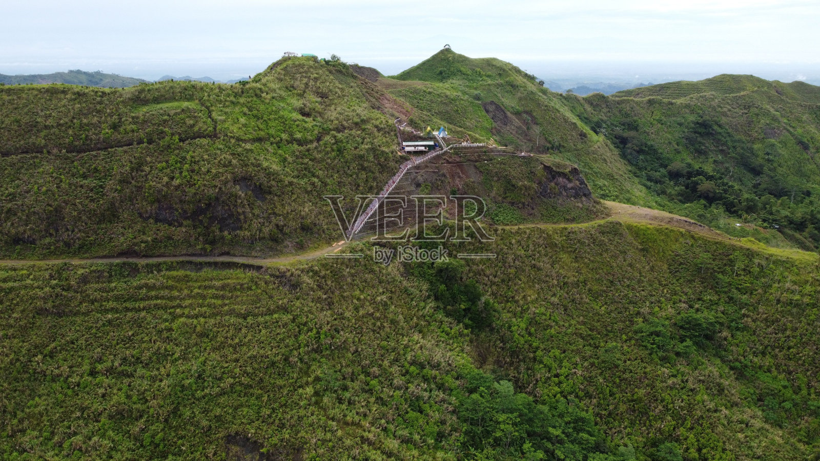 美丽的绿色景观与山上的道路照片摄影图片