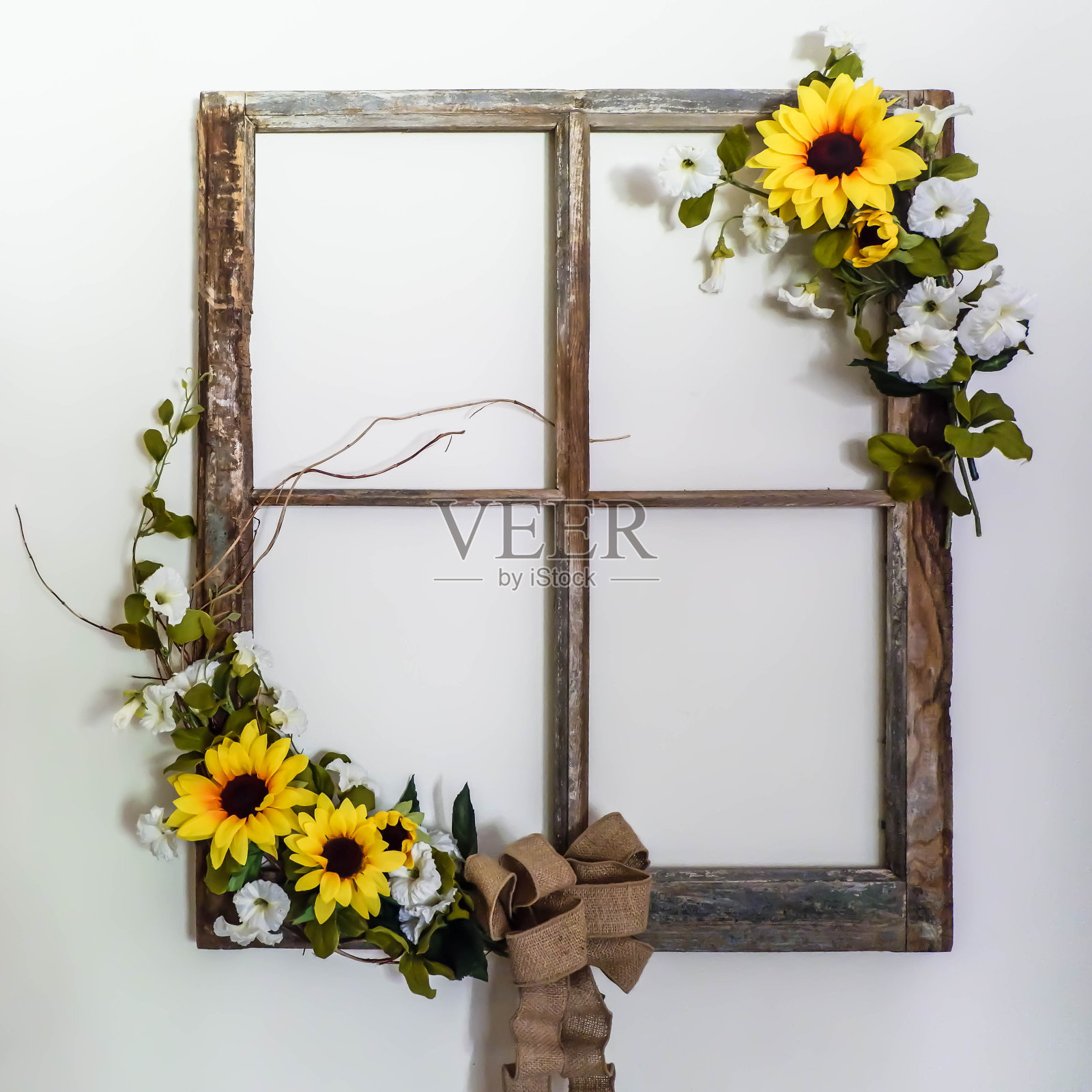 挂在墙上的复古画框。照片摄影图片