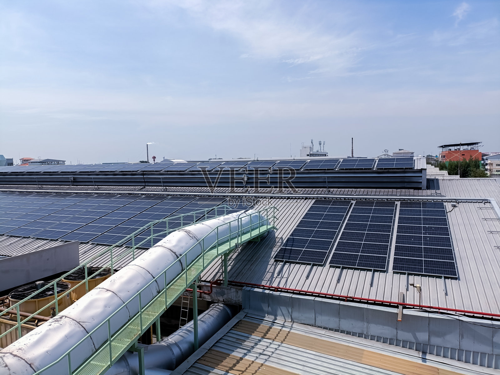 把太阳能电池板放在屋顶上照片摄影图片