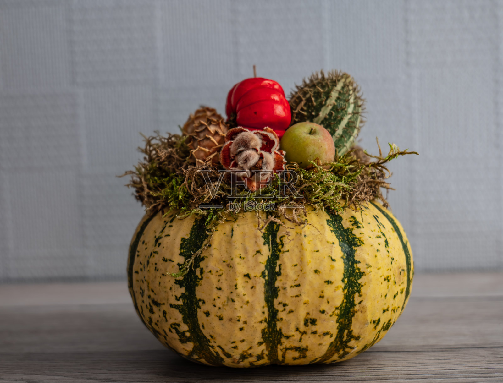 南瓜形状的秋天植物。南瓜花的插花照片摄影图片