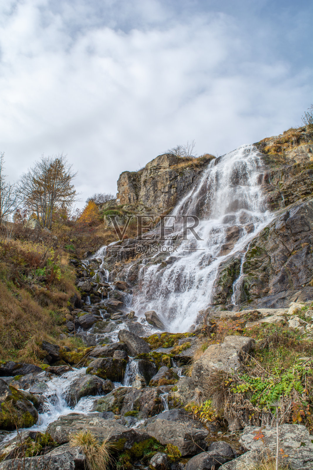 斯图拉山谷的秋天:色彩缤纷，山峰，湖泊，瀑布和高山植物群照片摄影图片