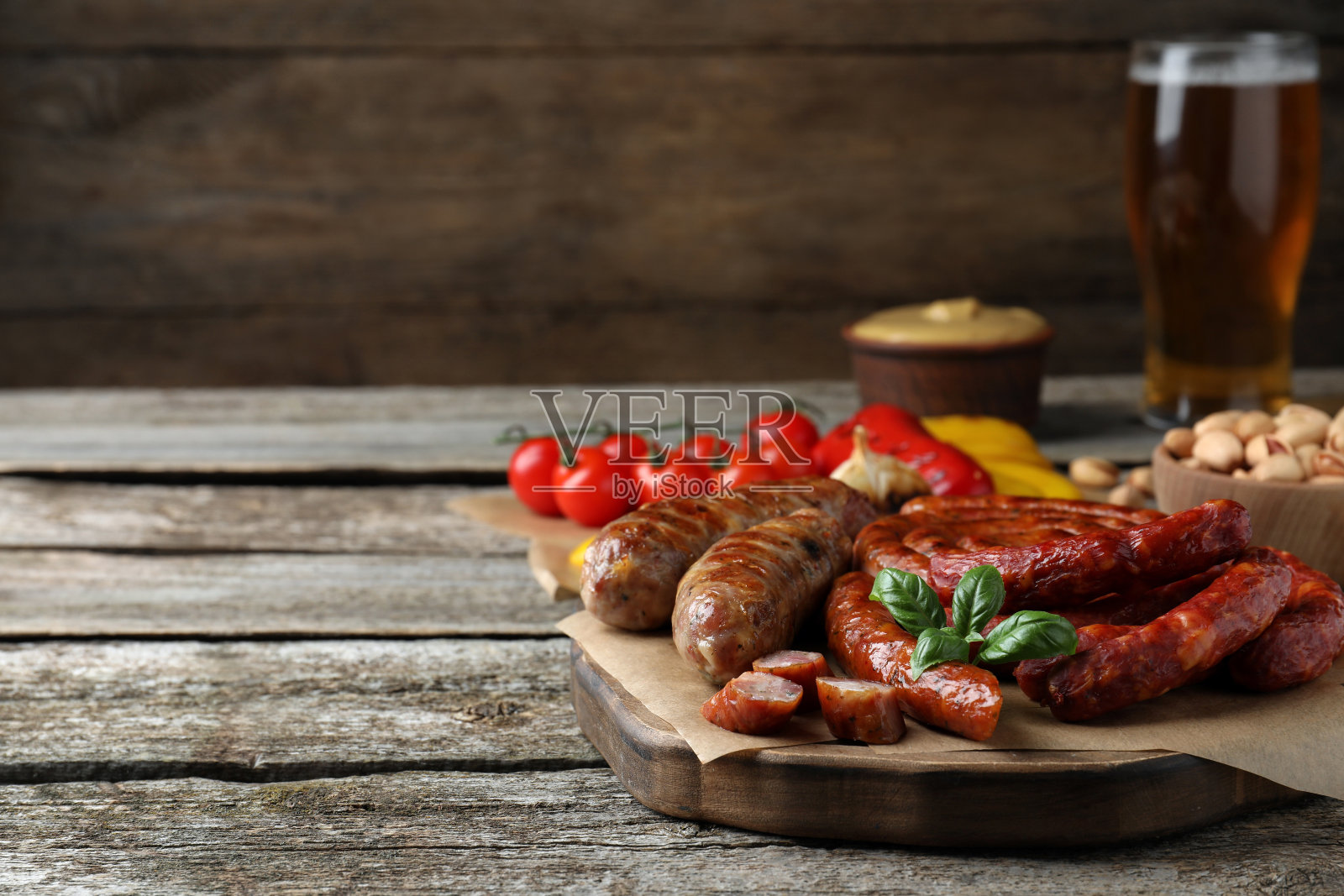 木桌上摆放着不同口味的小吃，留有文字空间照片摄影图片