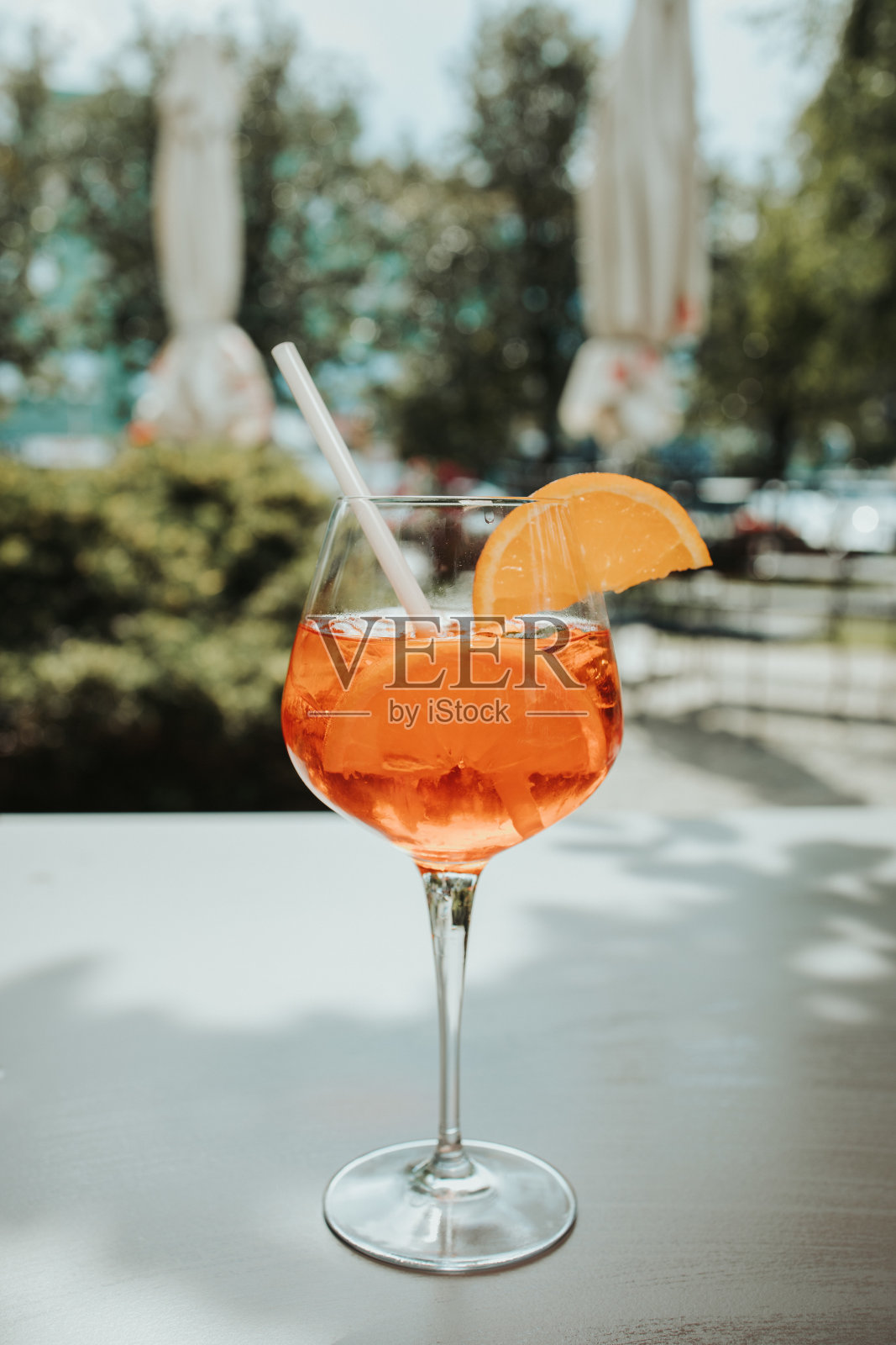 柠檬鸡尾酒的垂直镜头照片摄影图片