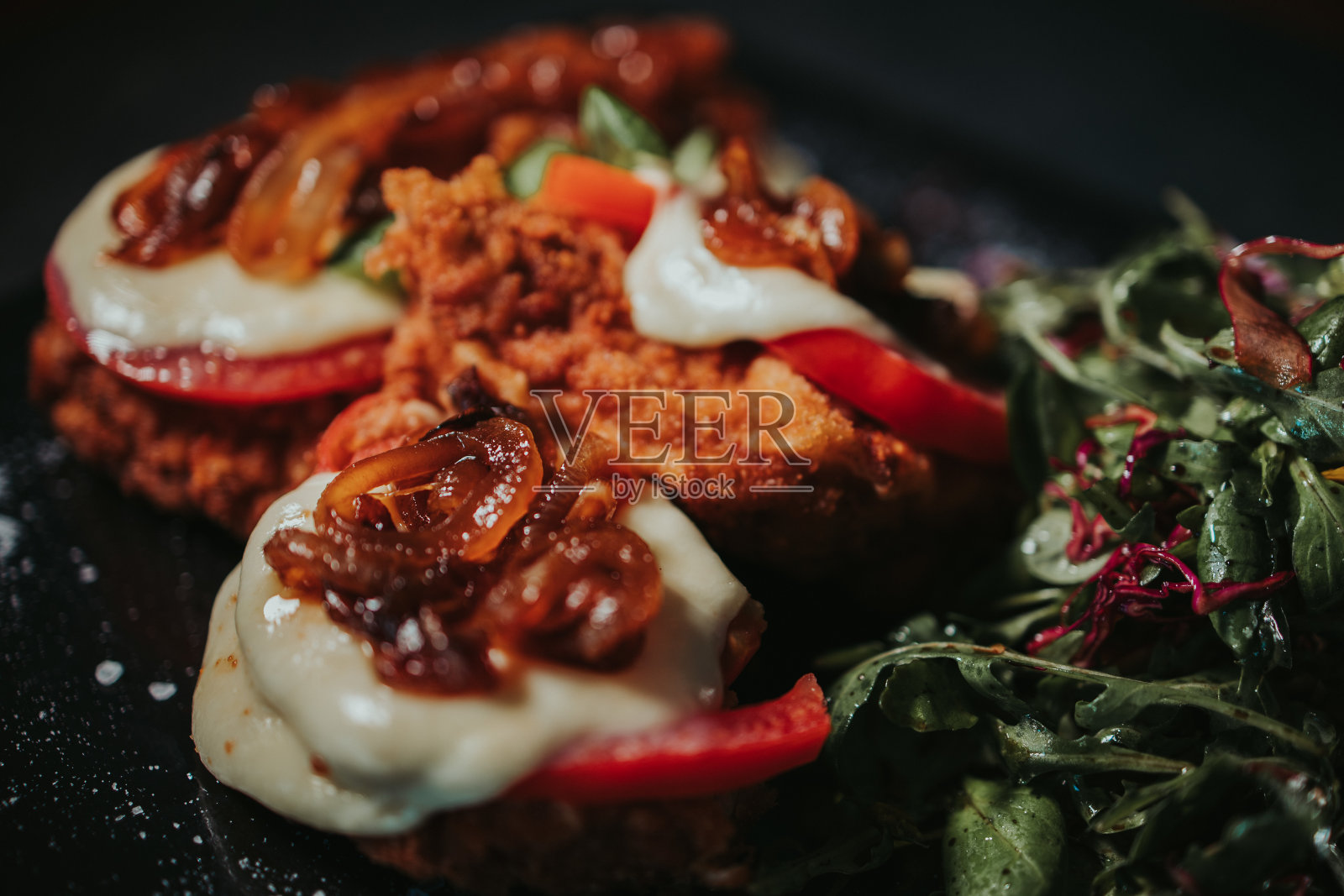 特写的烤鸡与奶酪，洋葱，和沙拉照片摄影图片