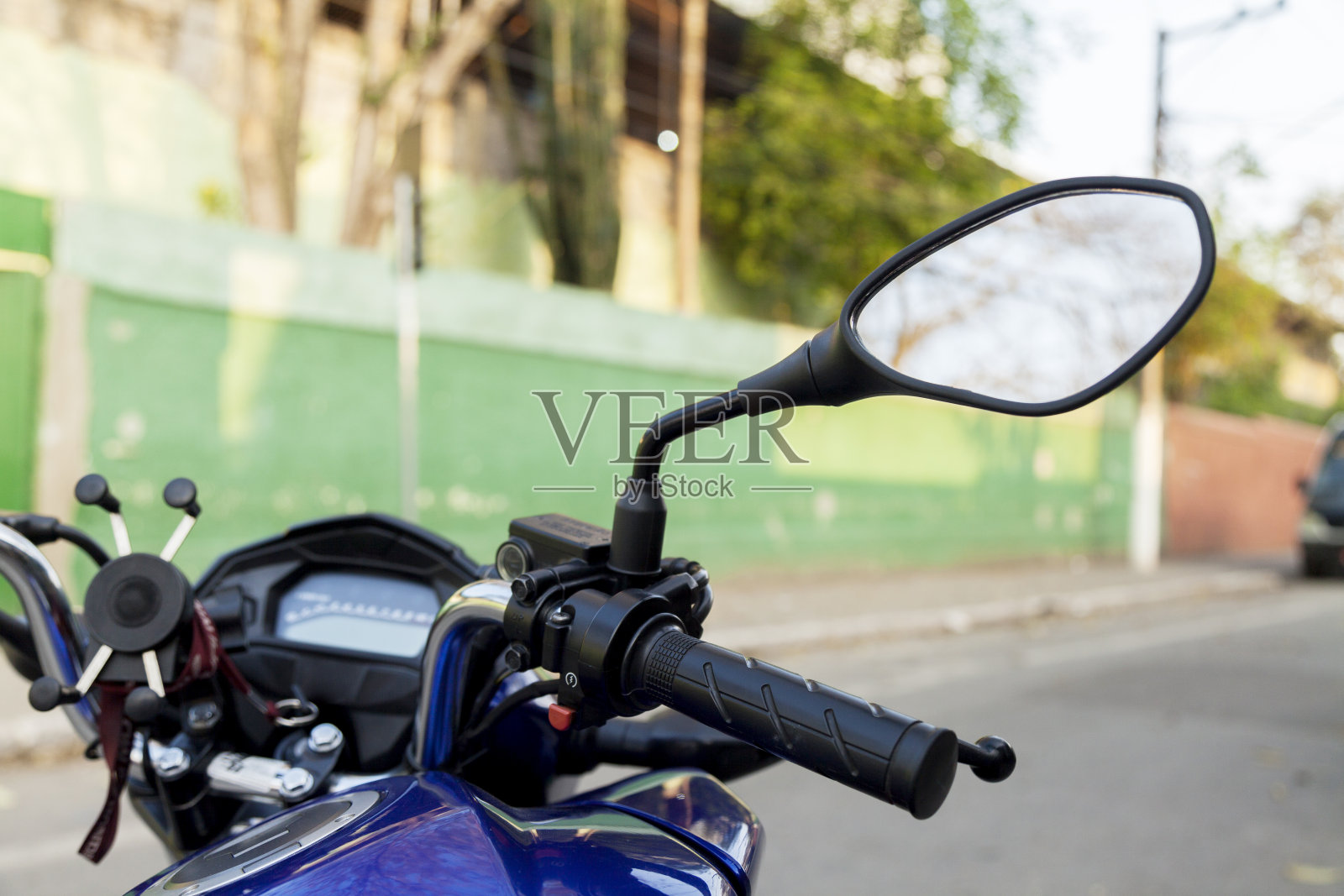 街上的摩托车有新的后视图。照片摄影图片