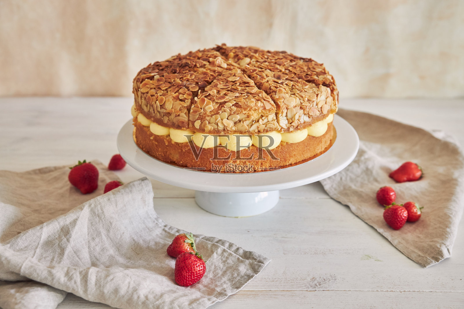 美味的奶油派配脆杏仁和草莓放在蛋糕架上照片摄影图片