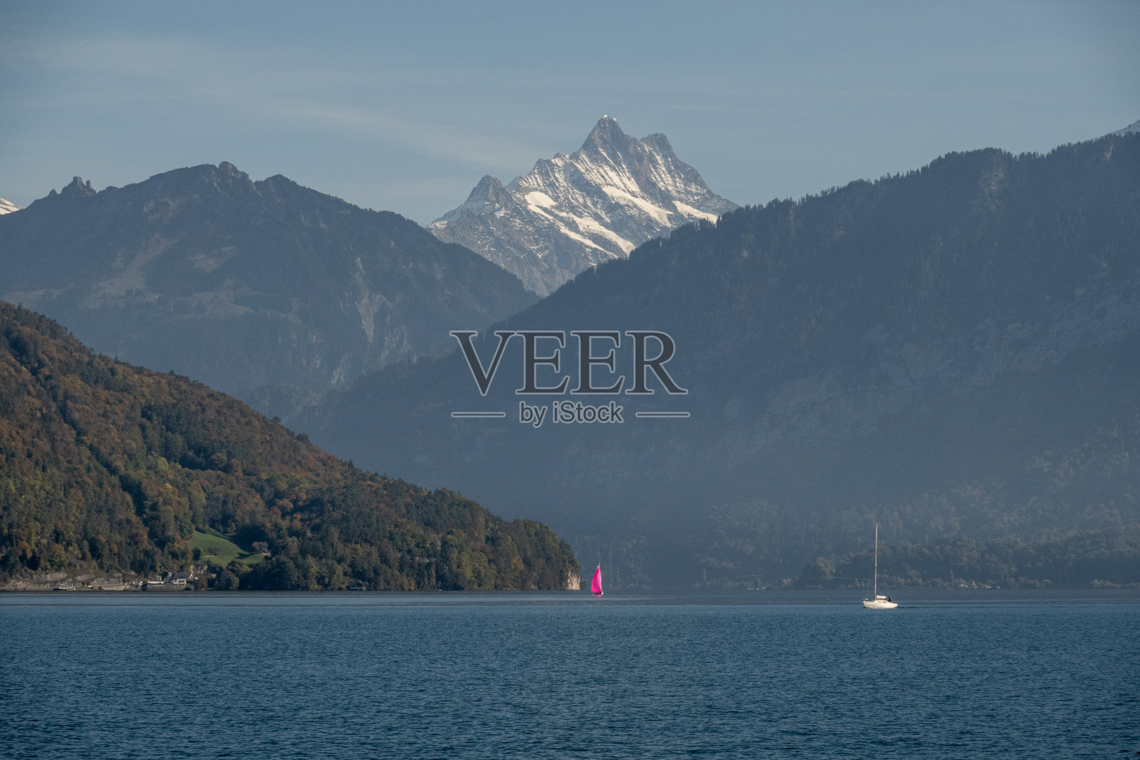 瑞士图恩湖上的帆船照片摄影图片