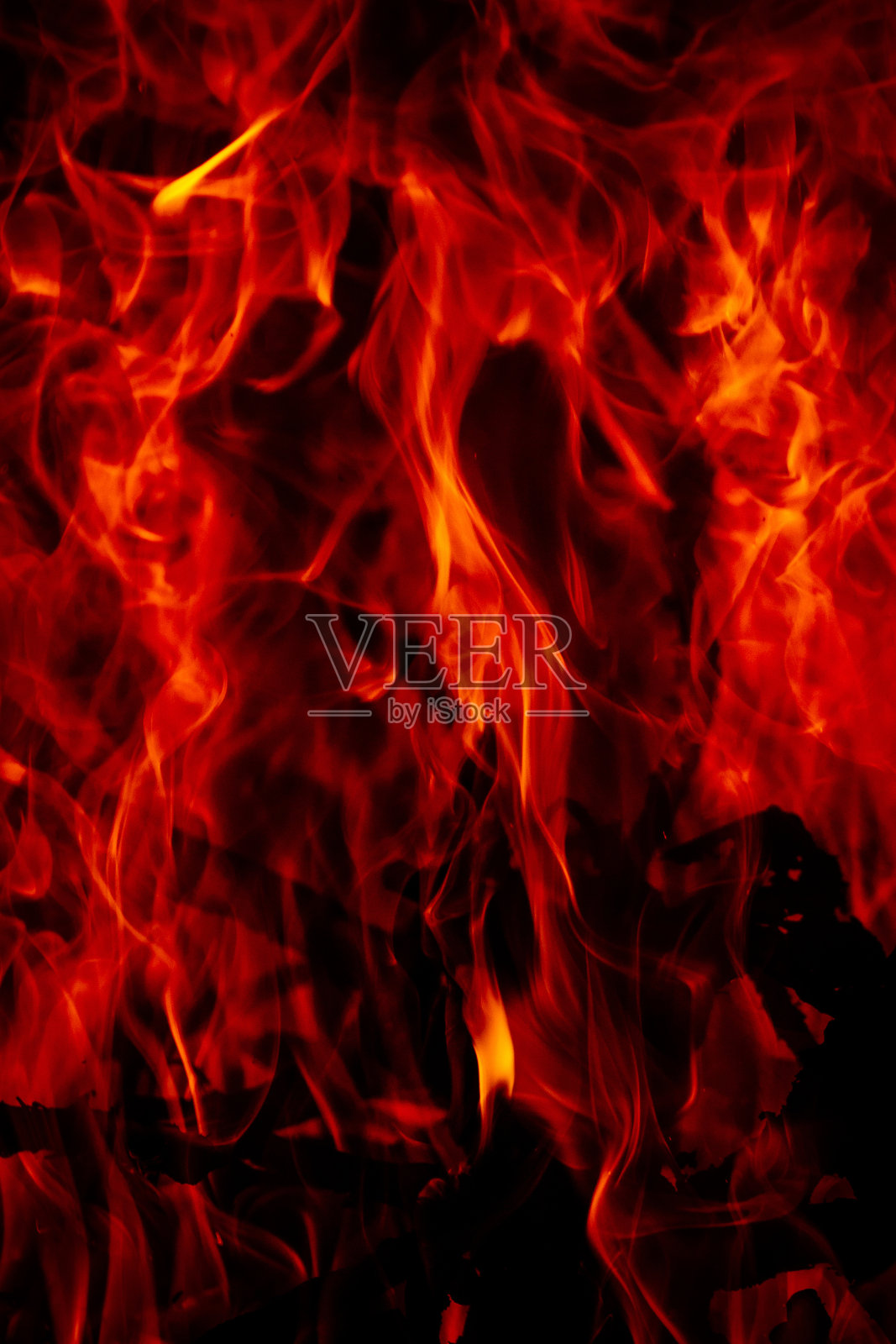 夜晚燃烧的大火的美丽垂直镜头照片摄影图片