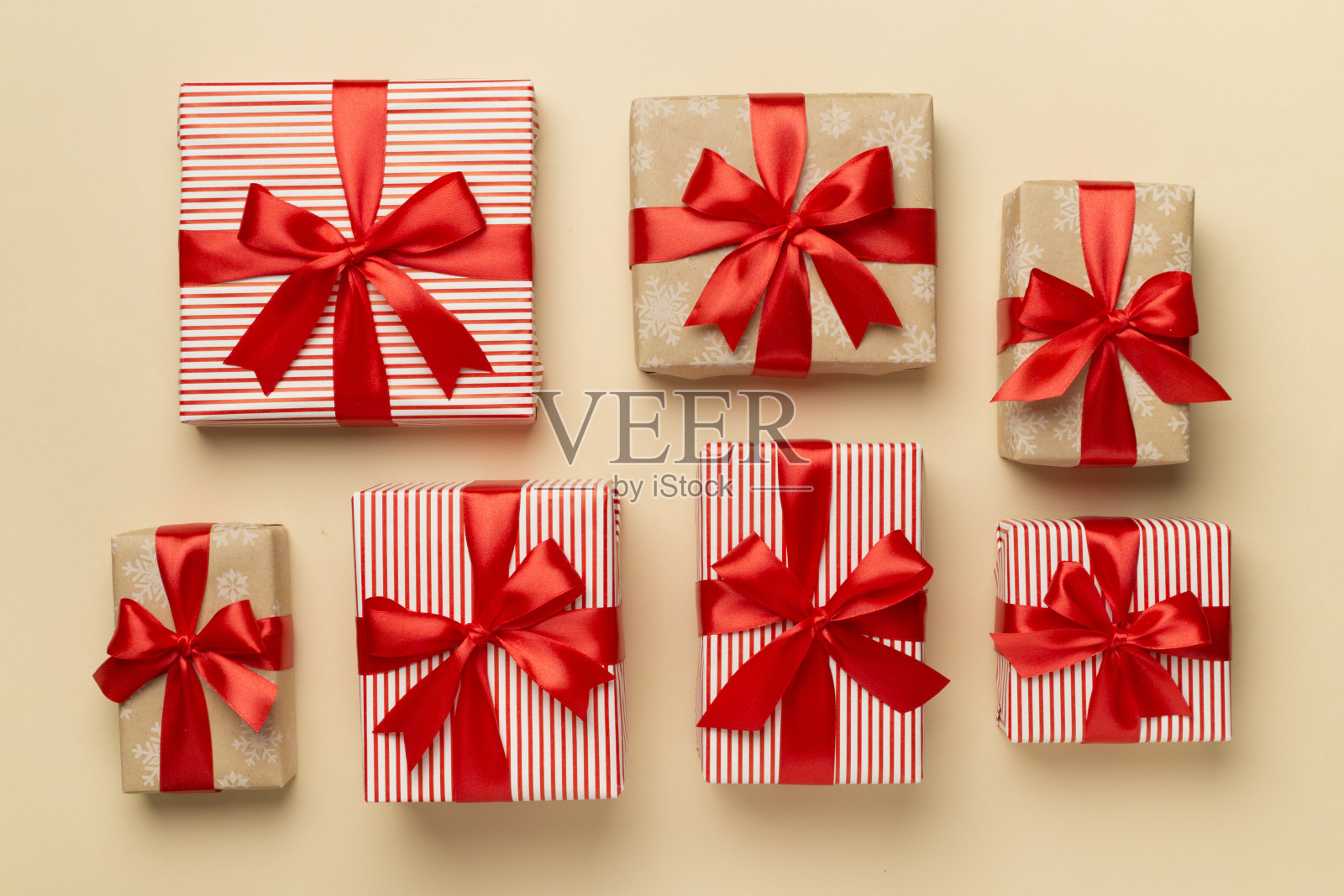 礼品盒上的彩色背景，顶视图照片摄影图片