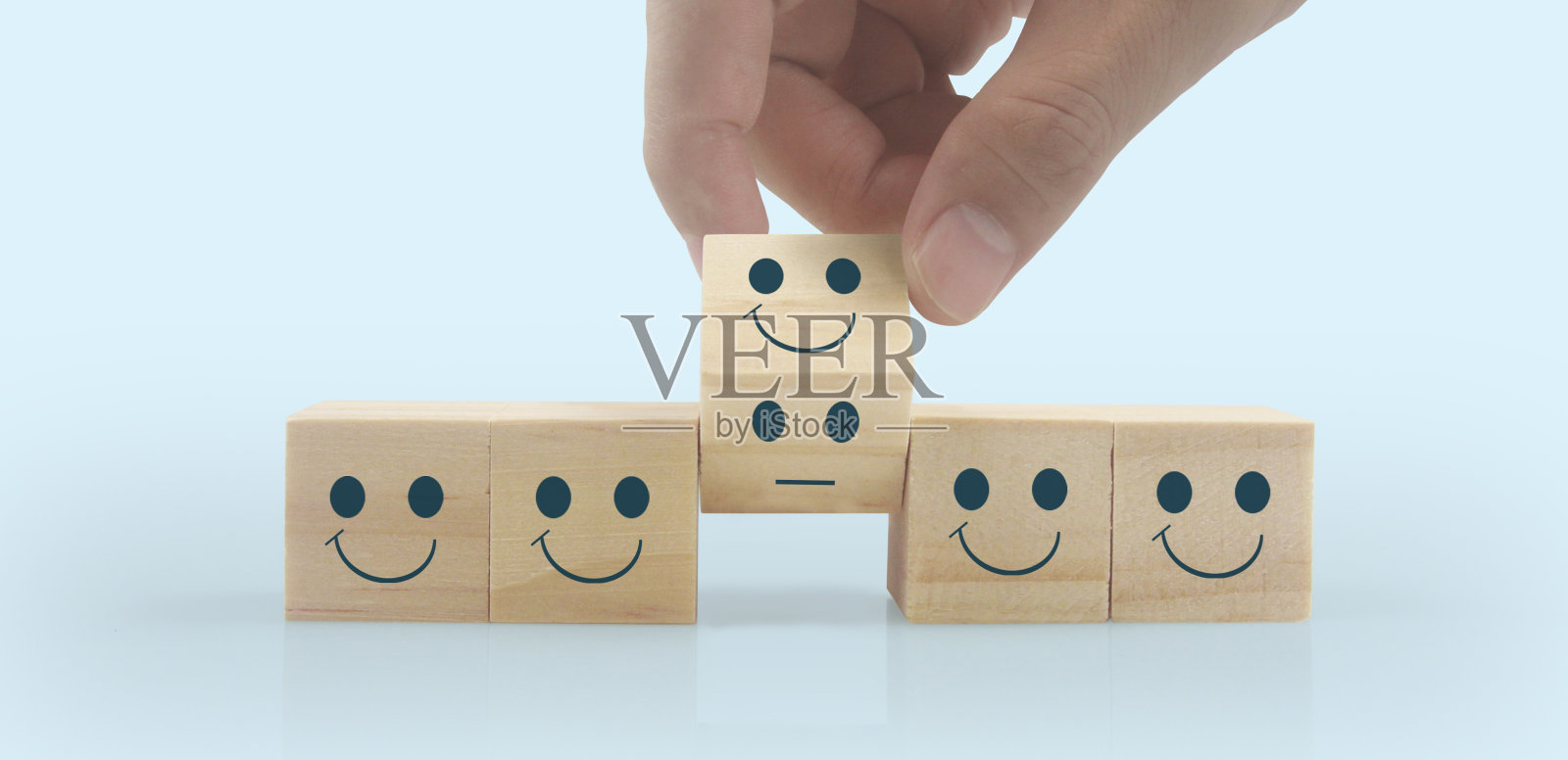 手持木块，留有输入文字的复制空间照片摄影图片