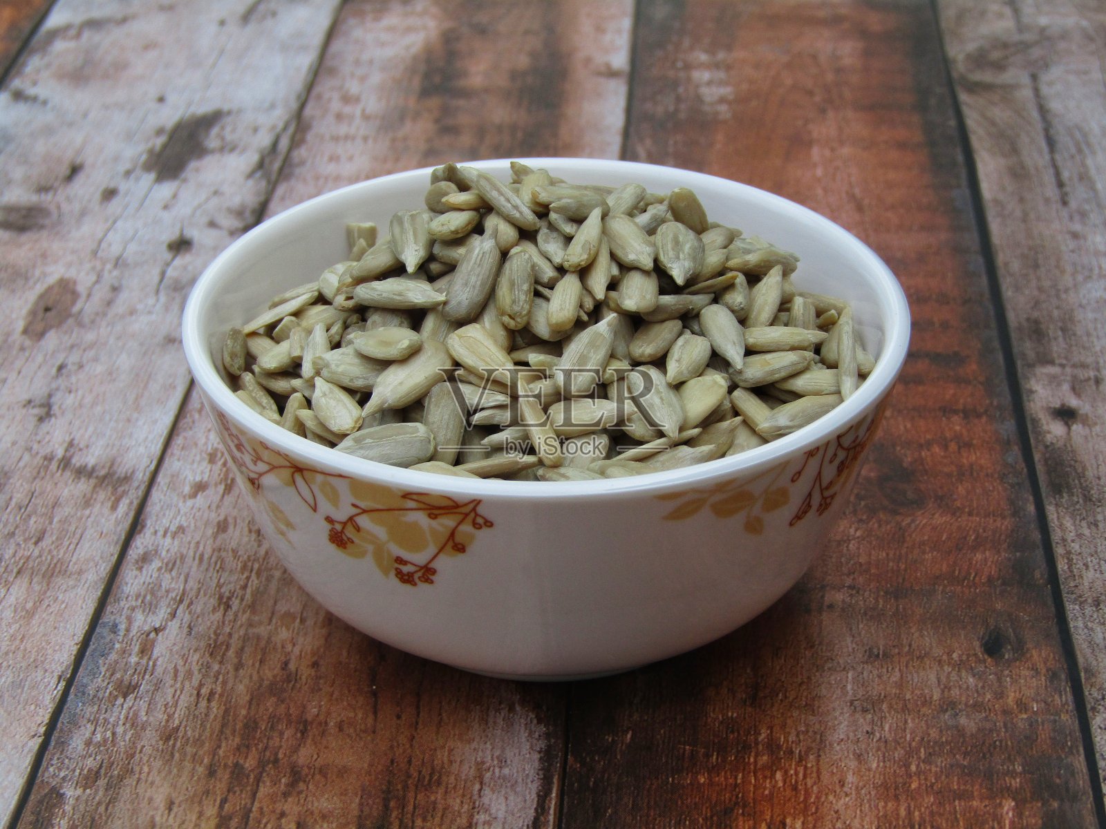 把去皮的葵花籽放在碗里照片摄影图片