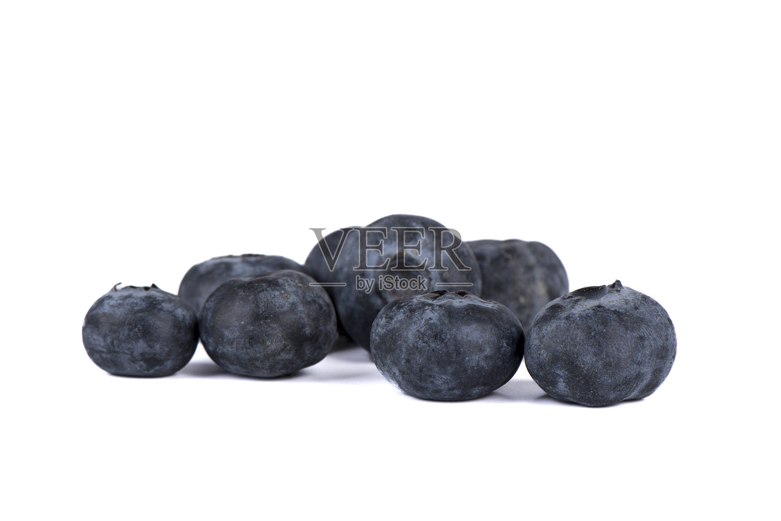 新鲜成熟的蓝莓孤立在白色背景。照片摄影图片