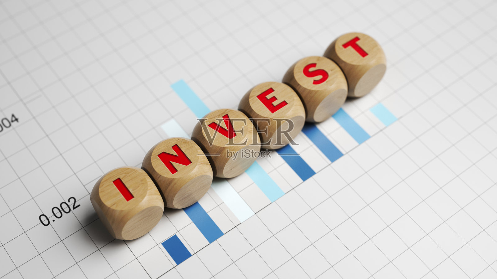 投资文字和木方块在蓝色的一个颜色的金融图表照片摄影图片