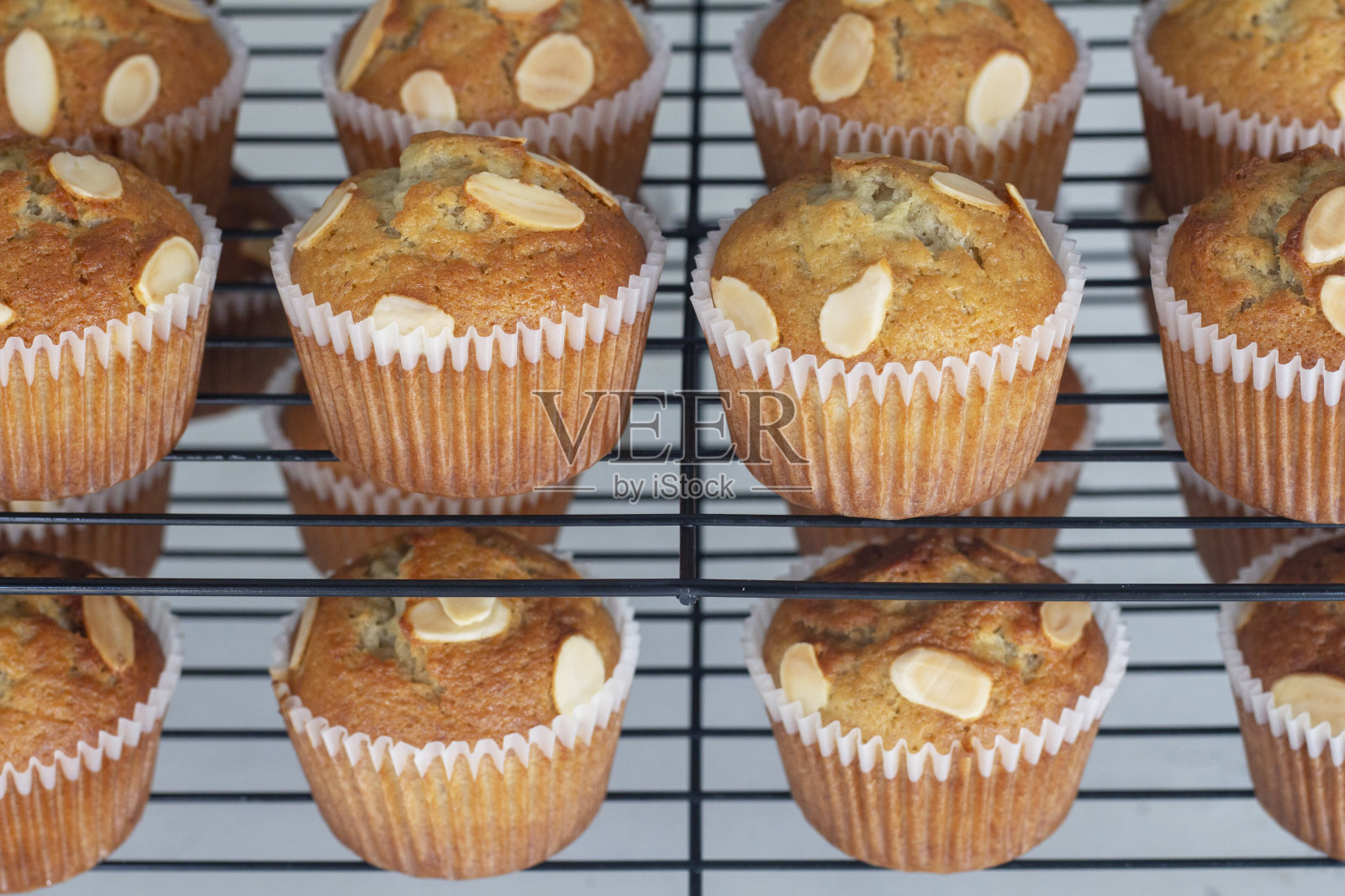 在面包房的黑糖架子上放着甜香蕉松饼和杏仁。照片摄影图片