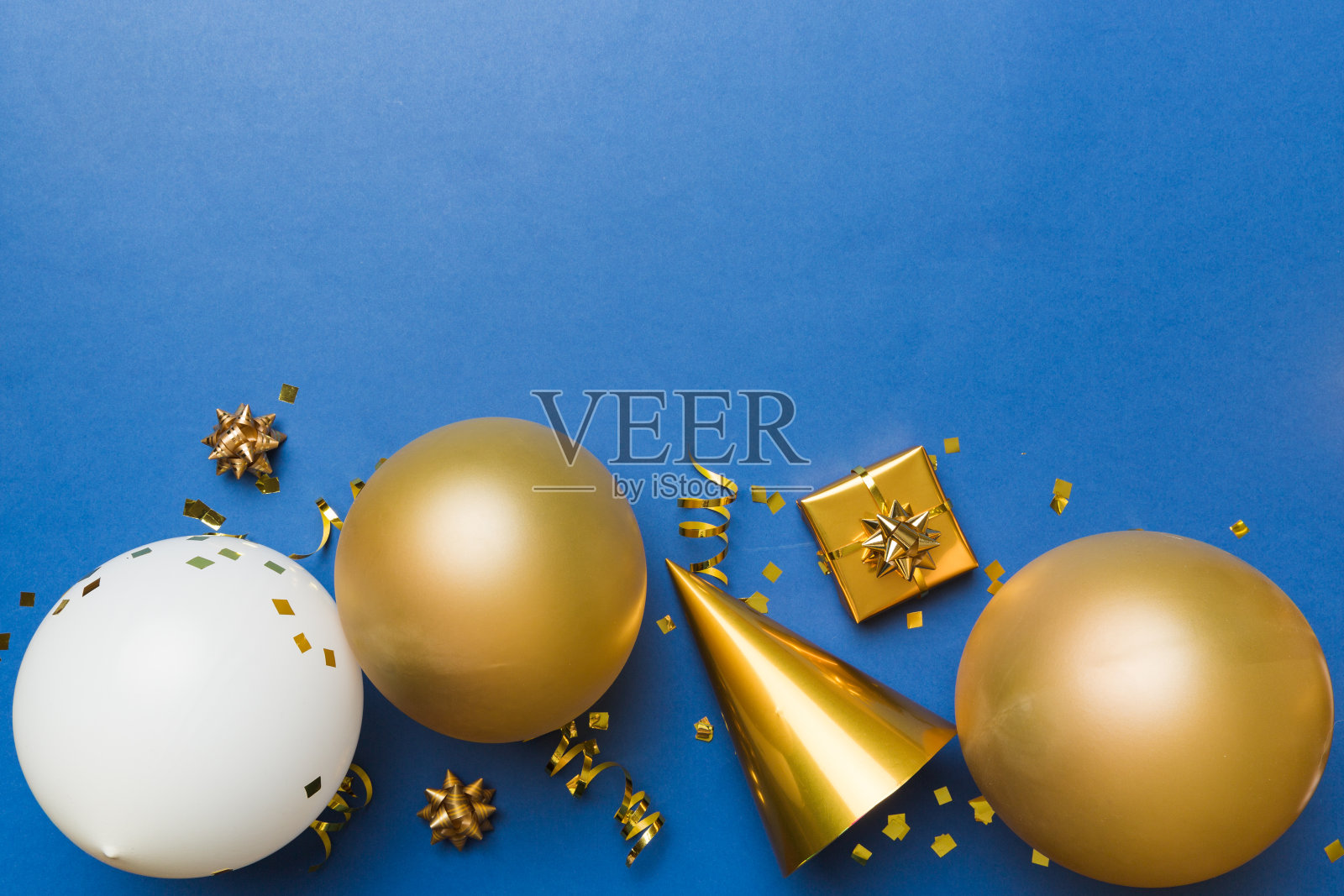 节日背景与彩色气球，礼物和五彩纸屑。平的风格。有复制空间的生日或派对贺卡照片摄影图片