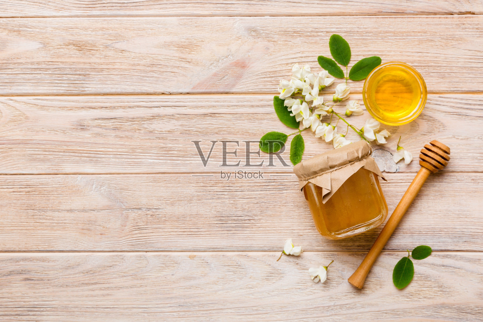 蜂蜜罐与相思花和叶子。新鲜蜂蜜顶视图平铺照片摄影图片