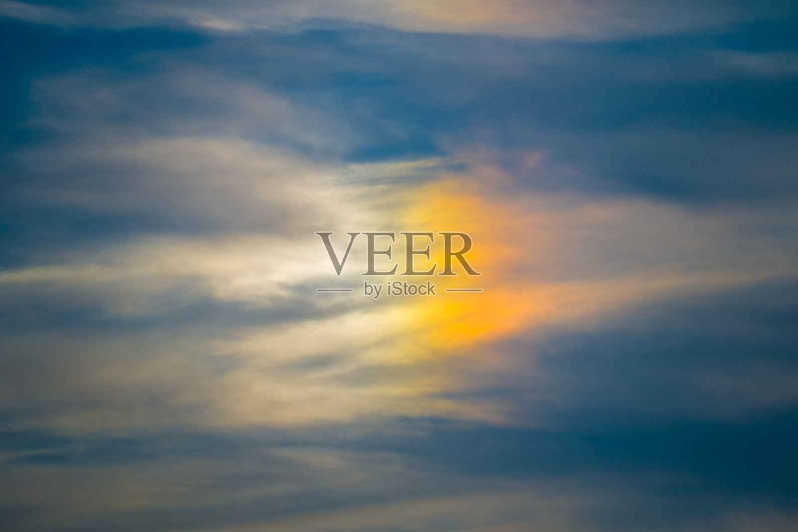 黑暗天空中五彩缤纷的光环照片摄影图片