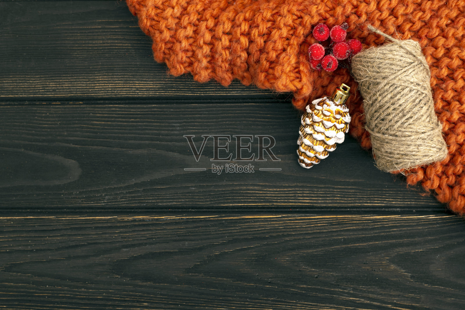 圣诞黑木背景与装饰:格纹，锥形，浆果和缠绕线与复制空间。贺卡照片摄影图片