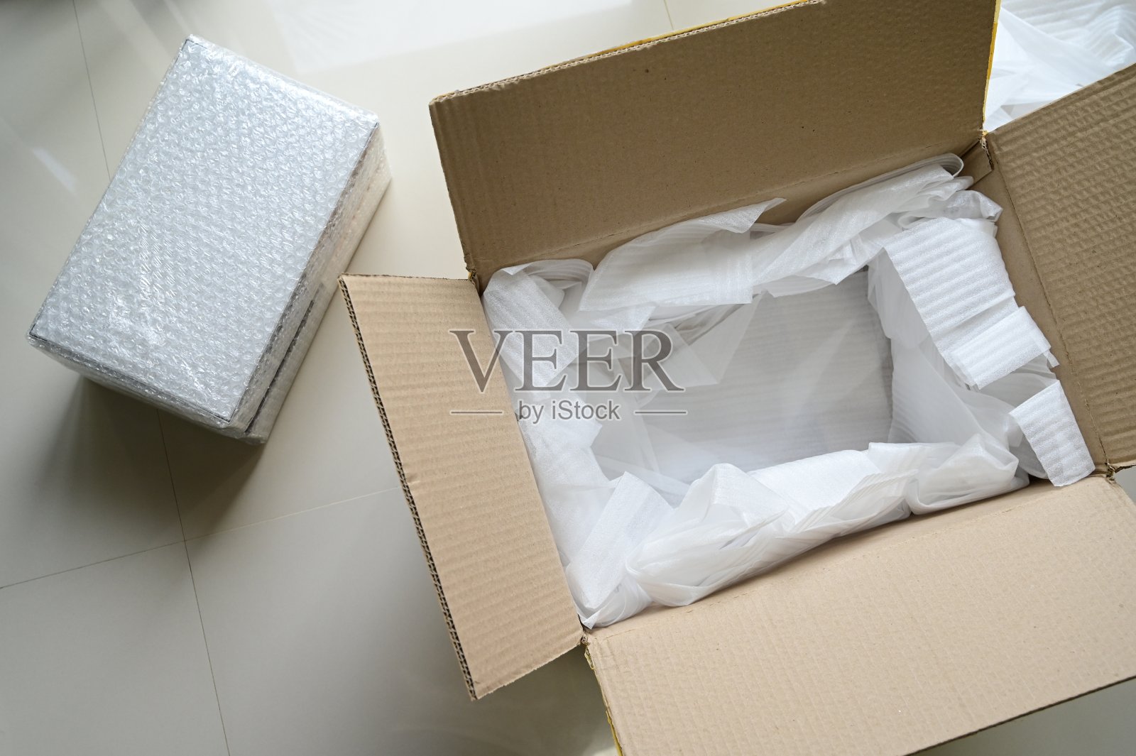 白色包装气泡放在棕色盒子里照片摄影图片