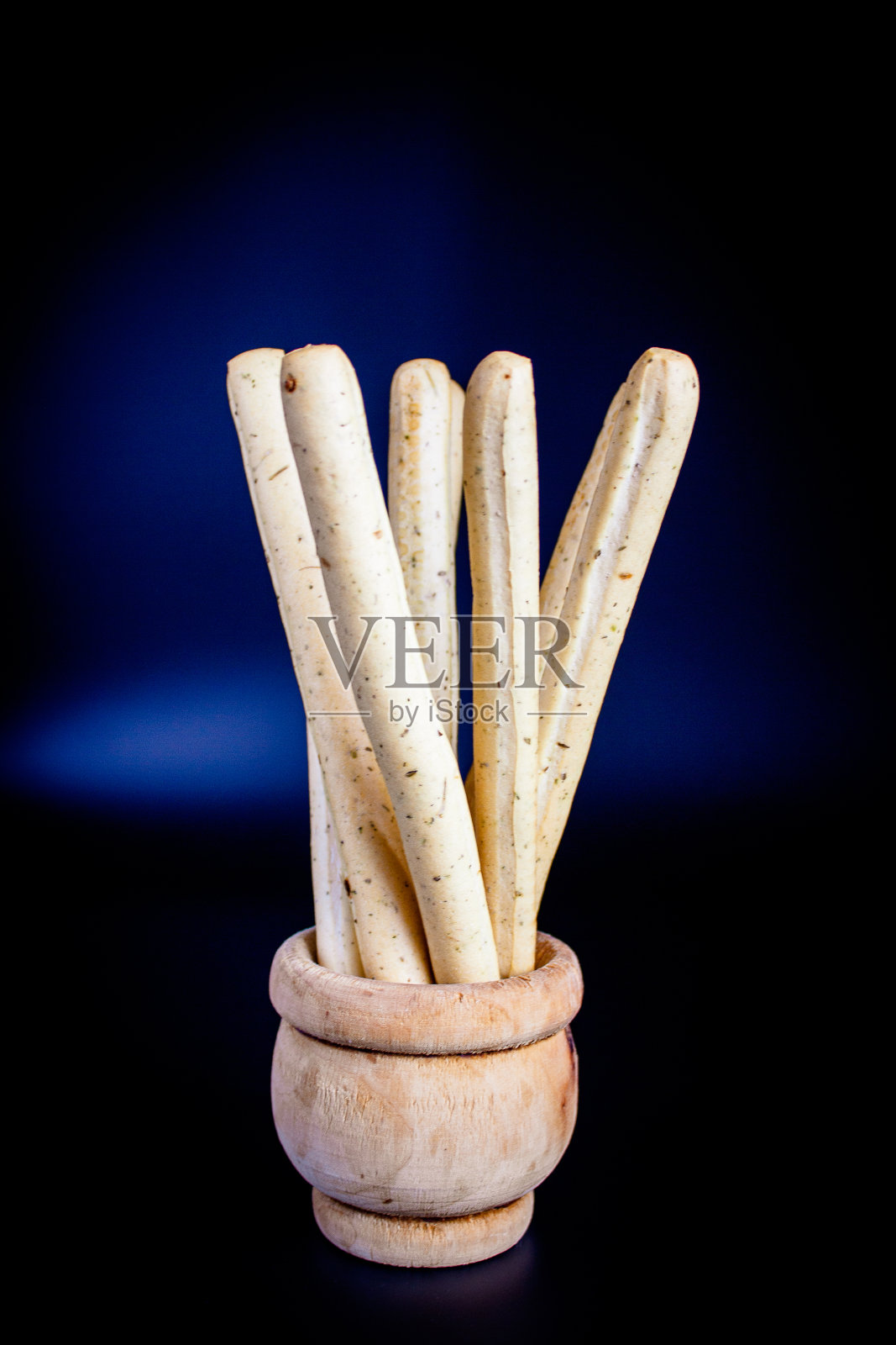 面包棒在黑暗的背景照片摄影图片