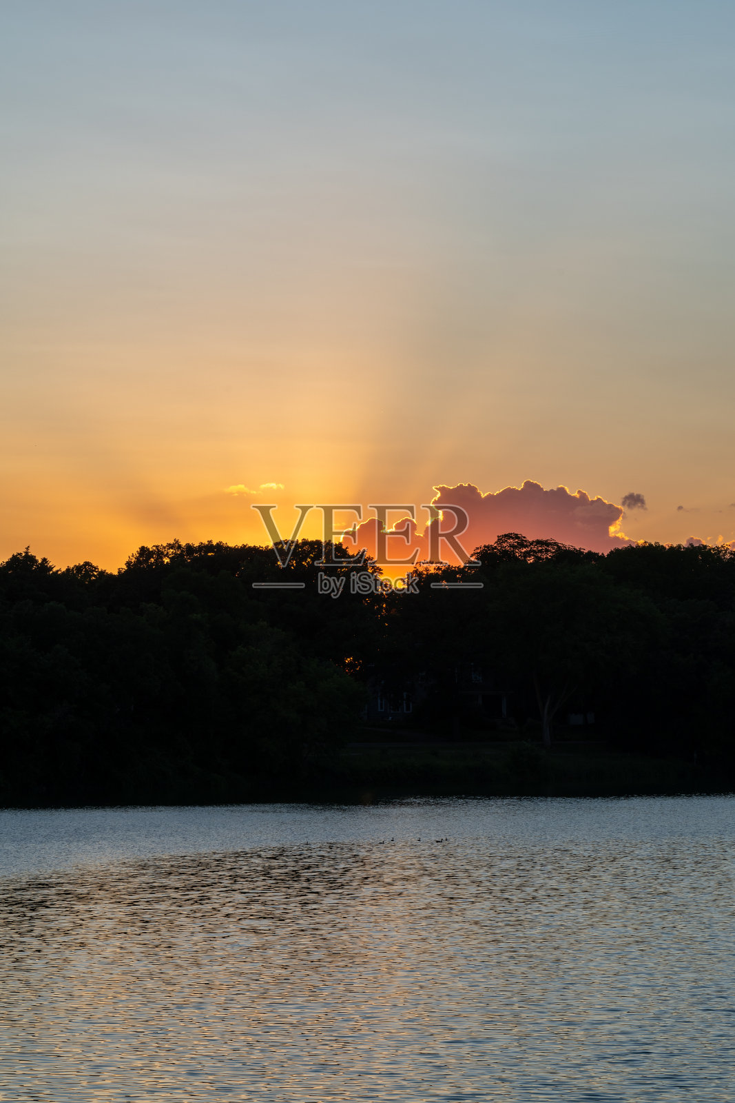 云影和美丽的色彩，宁静的日落在爱丽丝湖。照片摄影图片