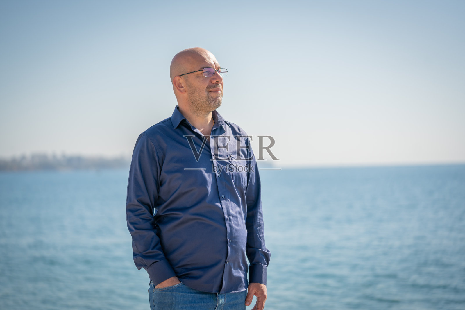 一个成熟的老人在海滩上度过阳光灿烂的一天照片摄影图片