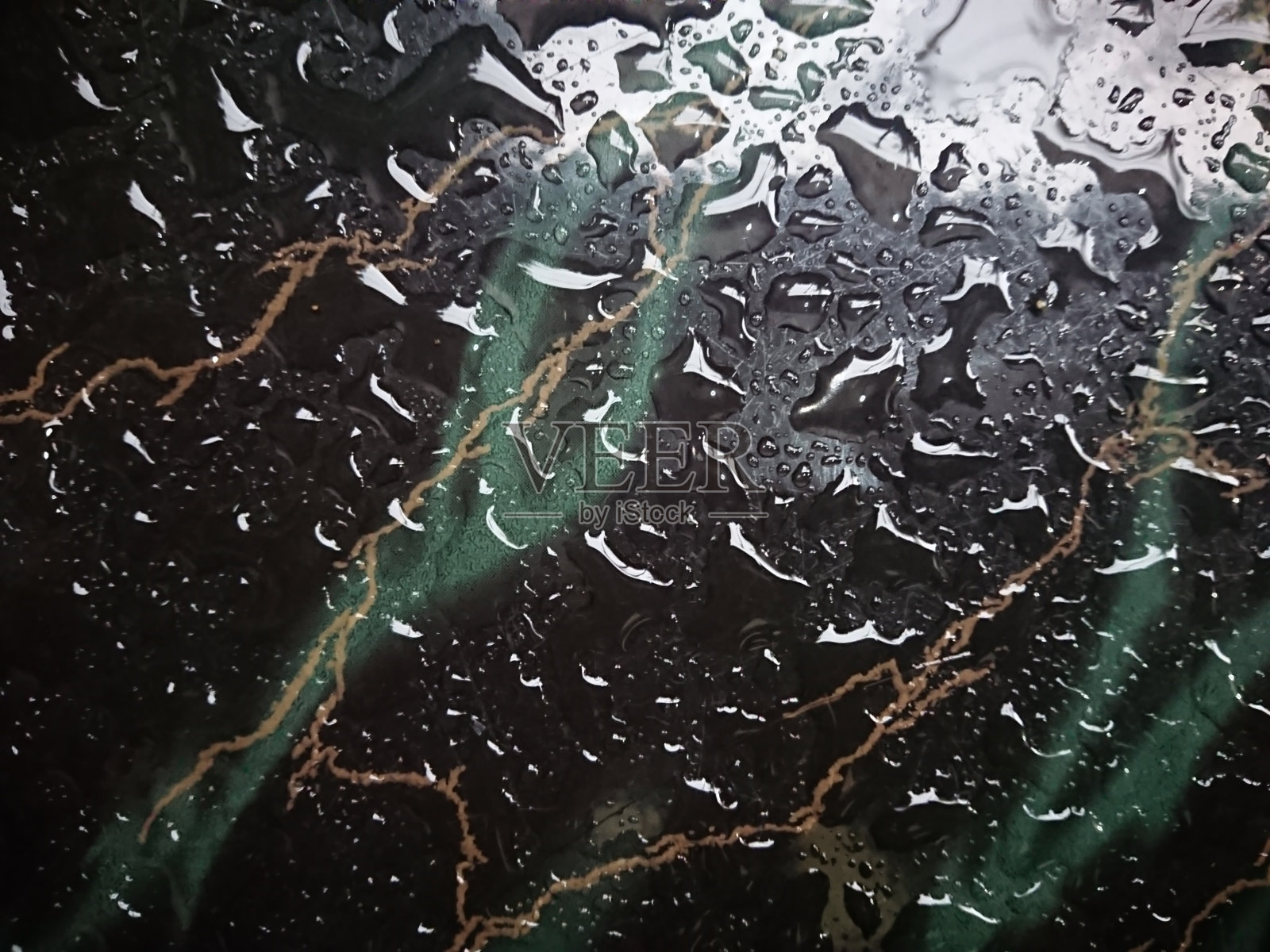 特写背景，雨滴在黑色抽象瓷砖照片摄影图片