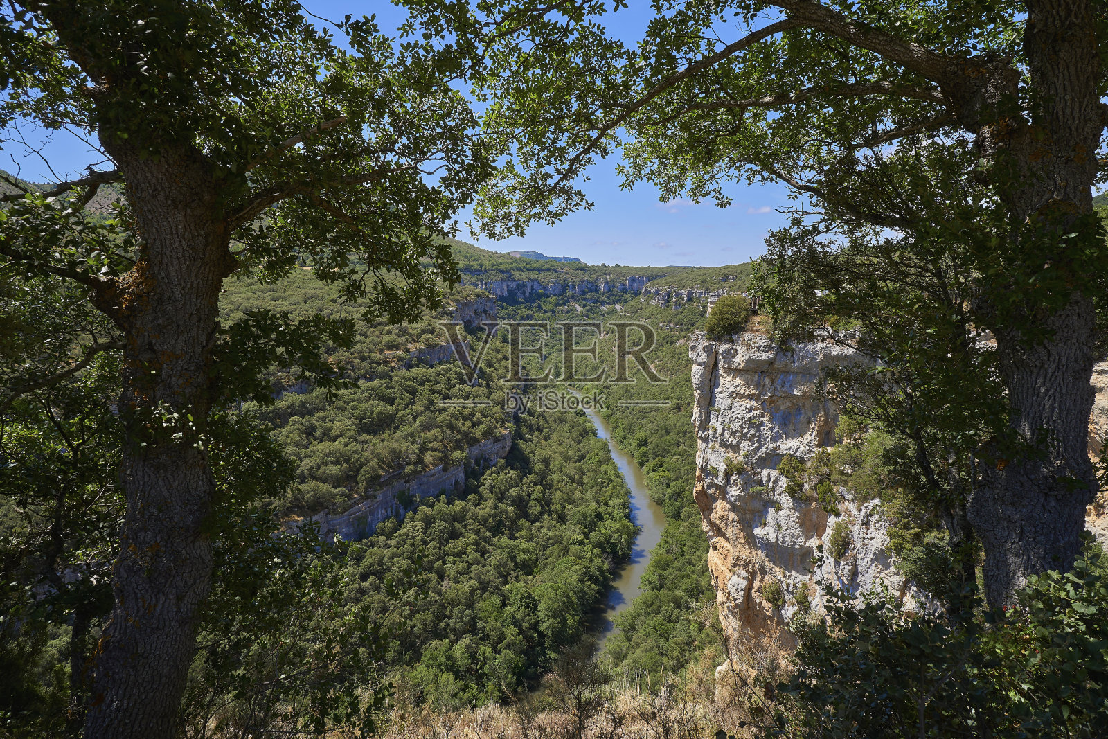 埃布罗河峡谷，由岩壁形成，其高度可达200米。从布尔格斯(西班牙)Pesquera del Ebro镇附近的视点看风景照片摄影图片