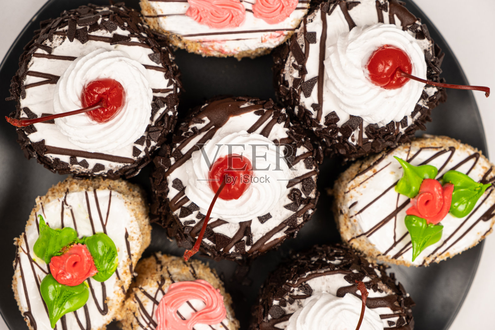 巧克力、樱桃和奶油蛋糕，俯视图照片摄影图片