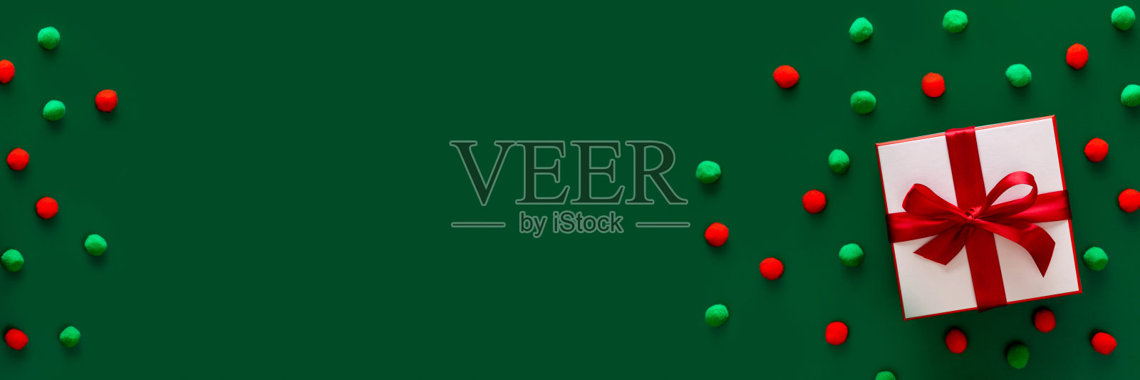 绿色背景的圣诞礼物。照片摄影图片