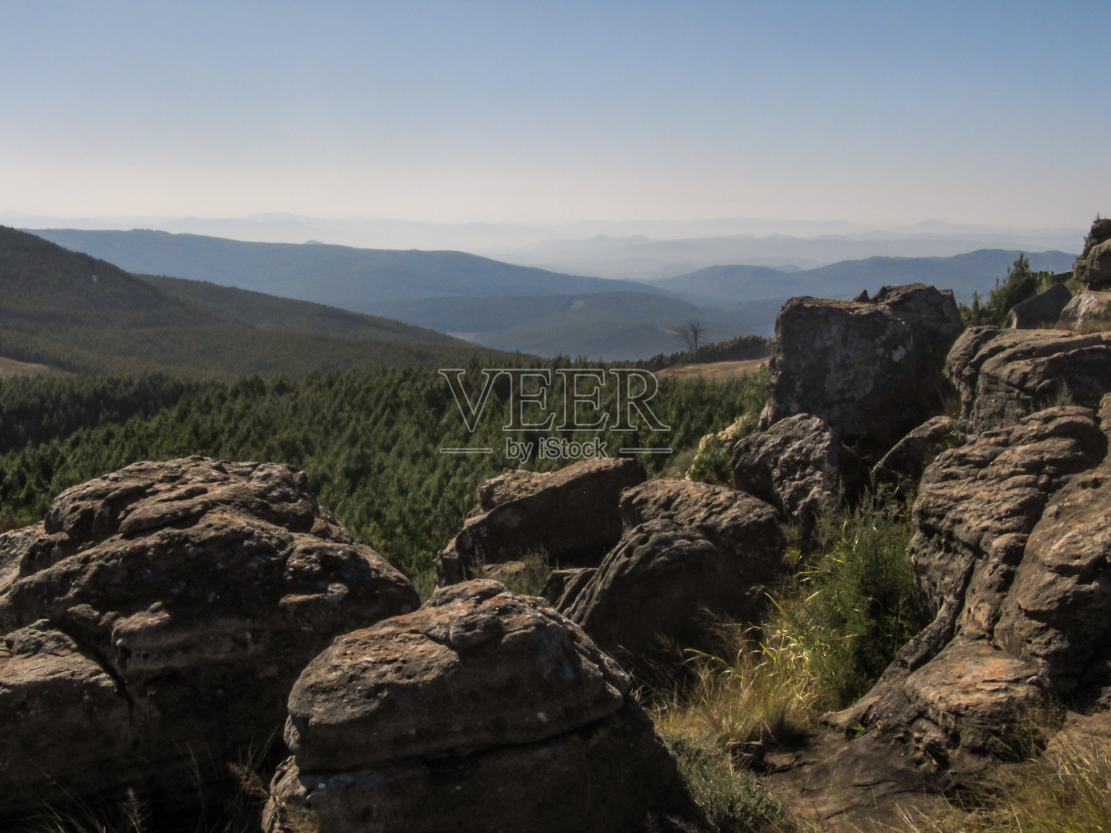 在普马兰加的卡普沙胡普地区，俯瞰南非东北悬崖的群山，前景是风化的石英岩巨石。照片摄影图片