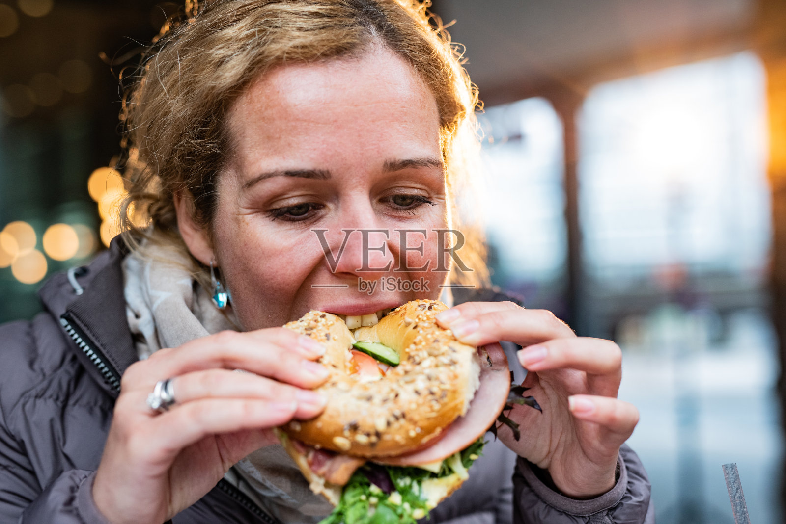 吃三明治的女人的特写照片摄影图片