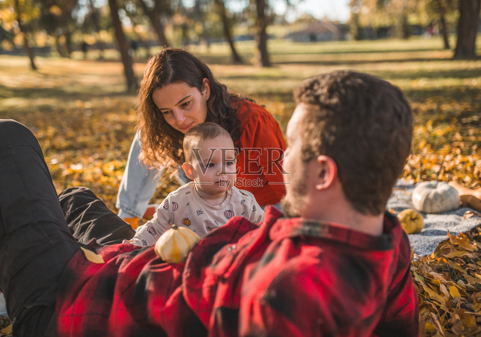 一个年轻的家庭在公园里过万圣节照片摄影图片