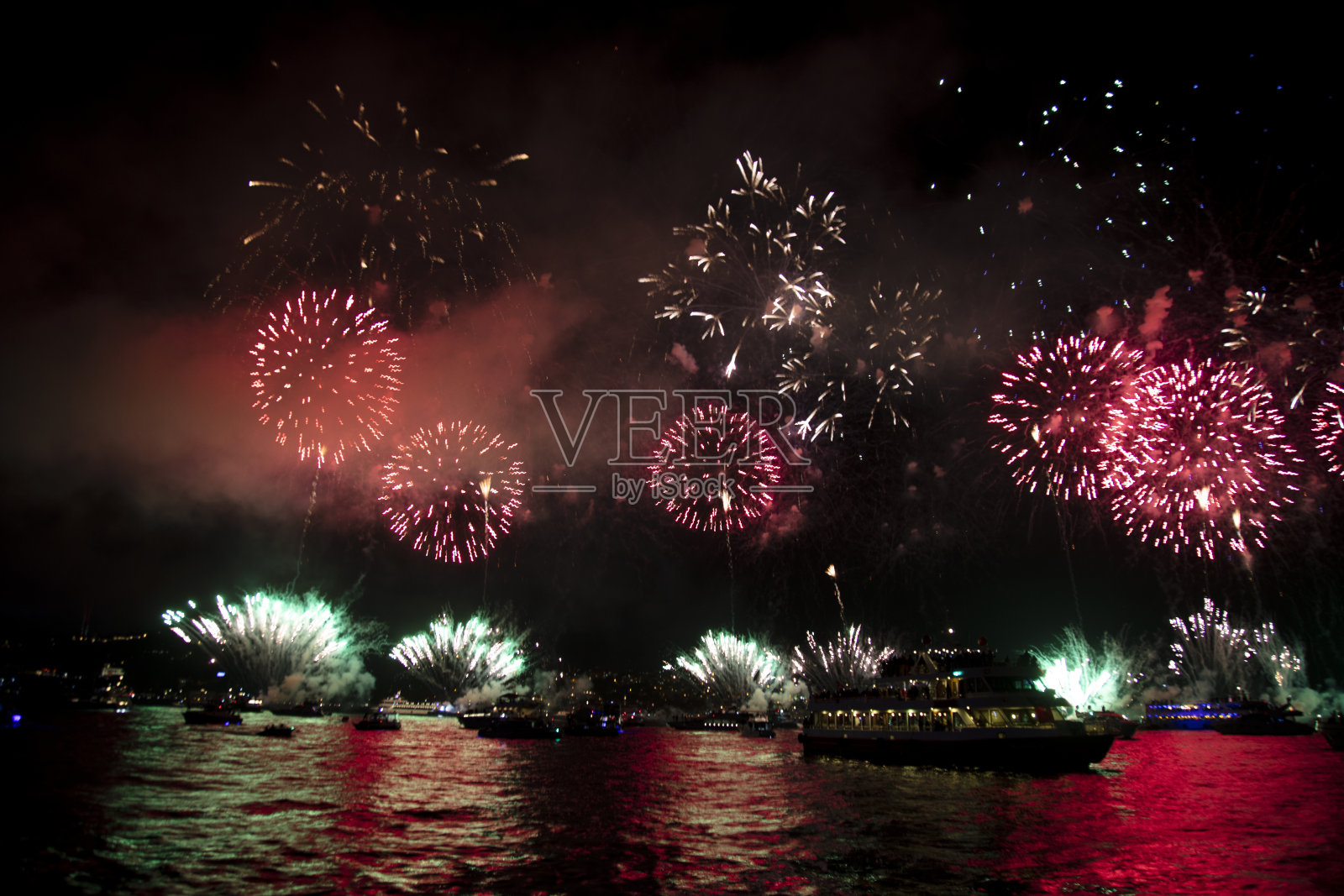 五彩缤纷的烟花表演照片摄影图片