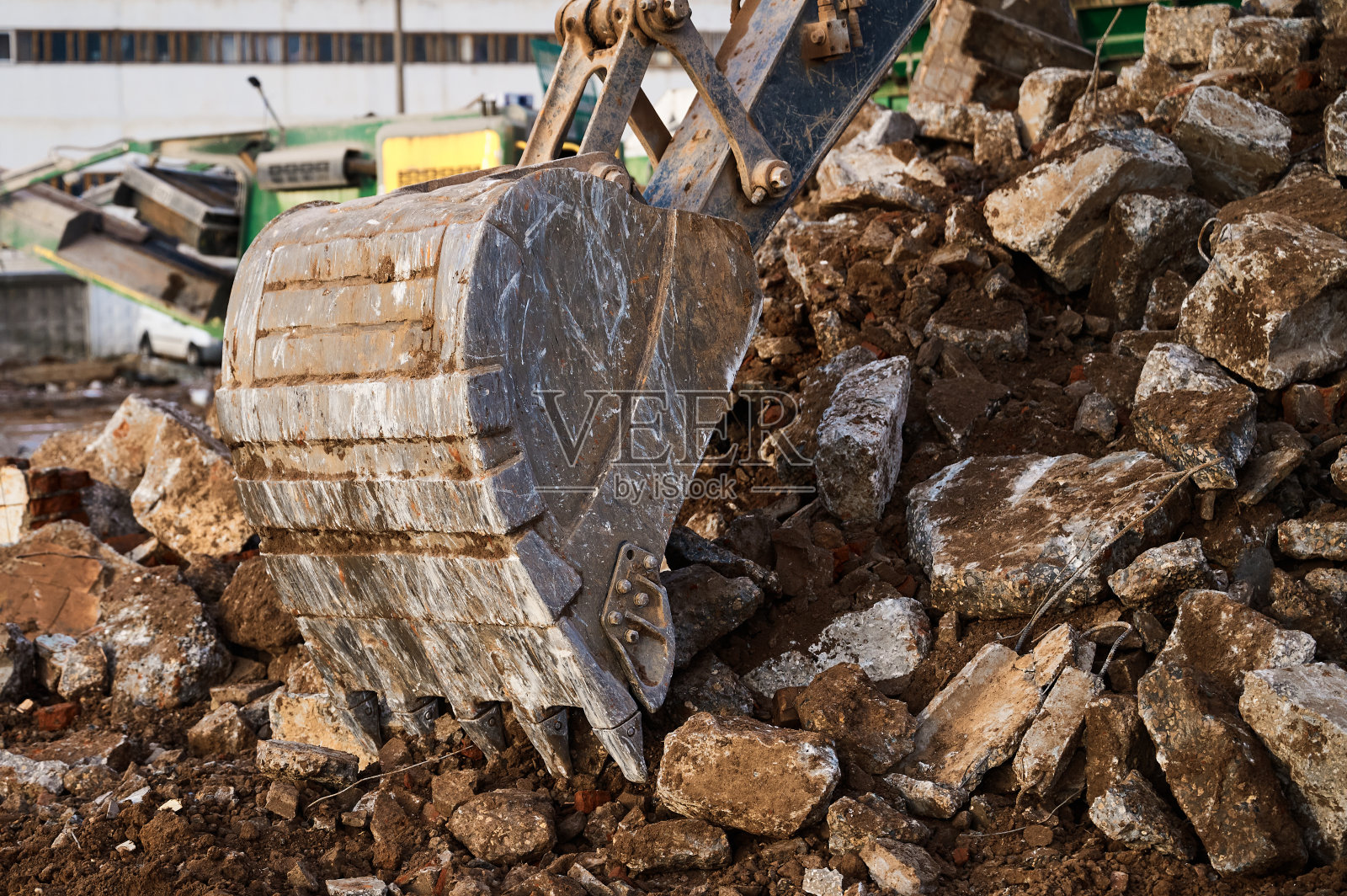 挖掘机挖掘被毁建筑物的残余物照片摄影图片